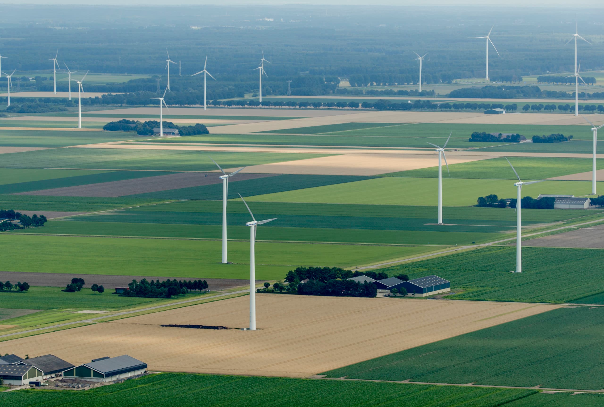 Akkerland en windmolens in Flevoland. - Foto: ANP