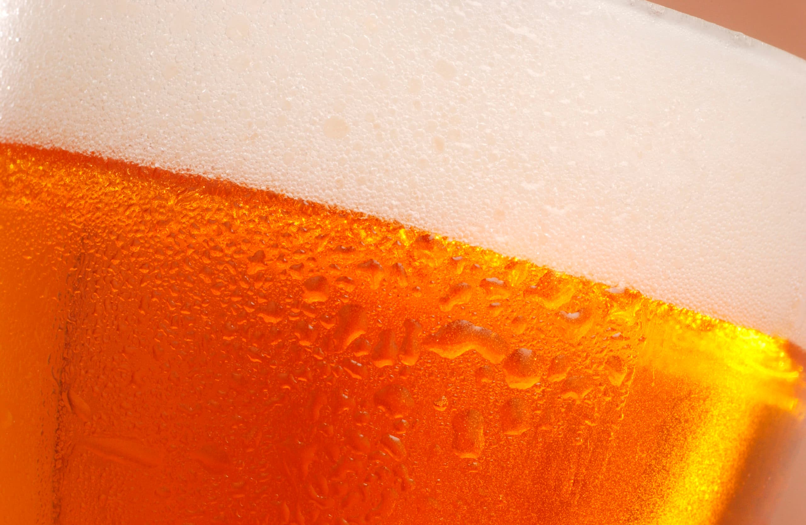 Bier met een fraaie schuimkraag. Na het hooien was het tijd voor een biertje, schrijft columniste Conny Hop-Schiere. - Foto: ANP