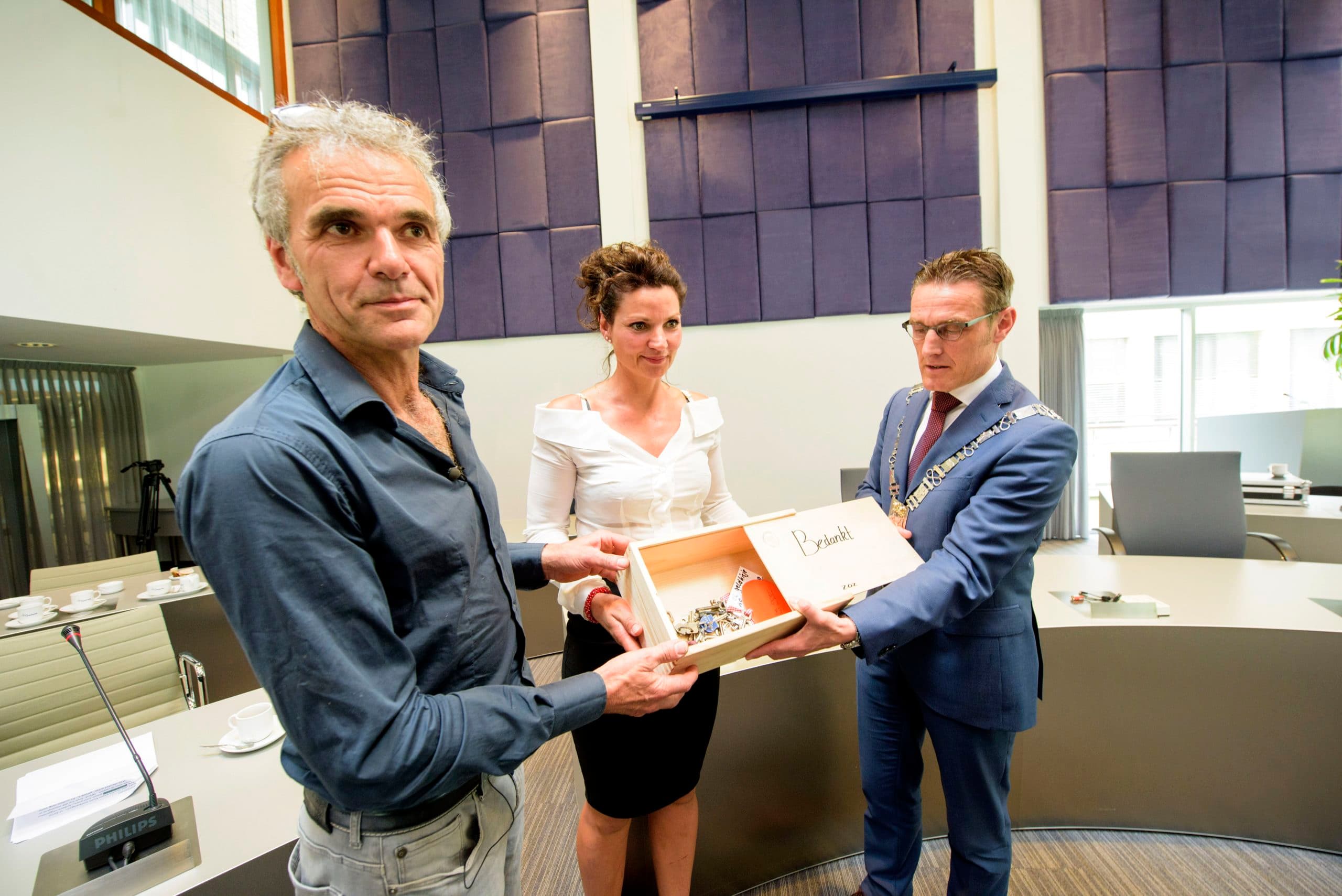Veehouders in de gemeente Laarbeek overhandigen de sleutels van hun stallen aan burgemeester Frank van der Meijden (r.). Foto: Bert Jansen