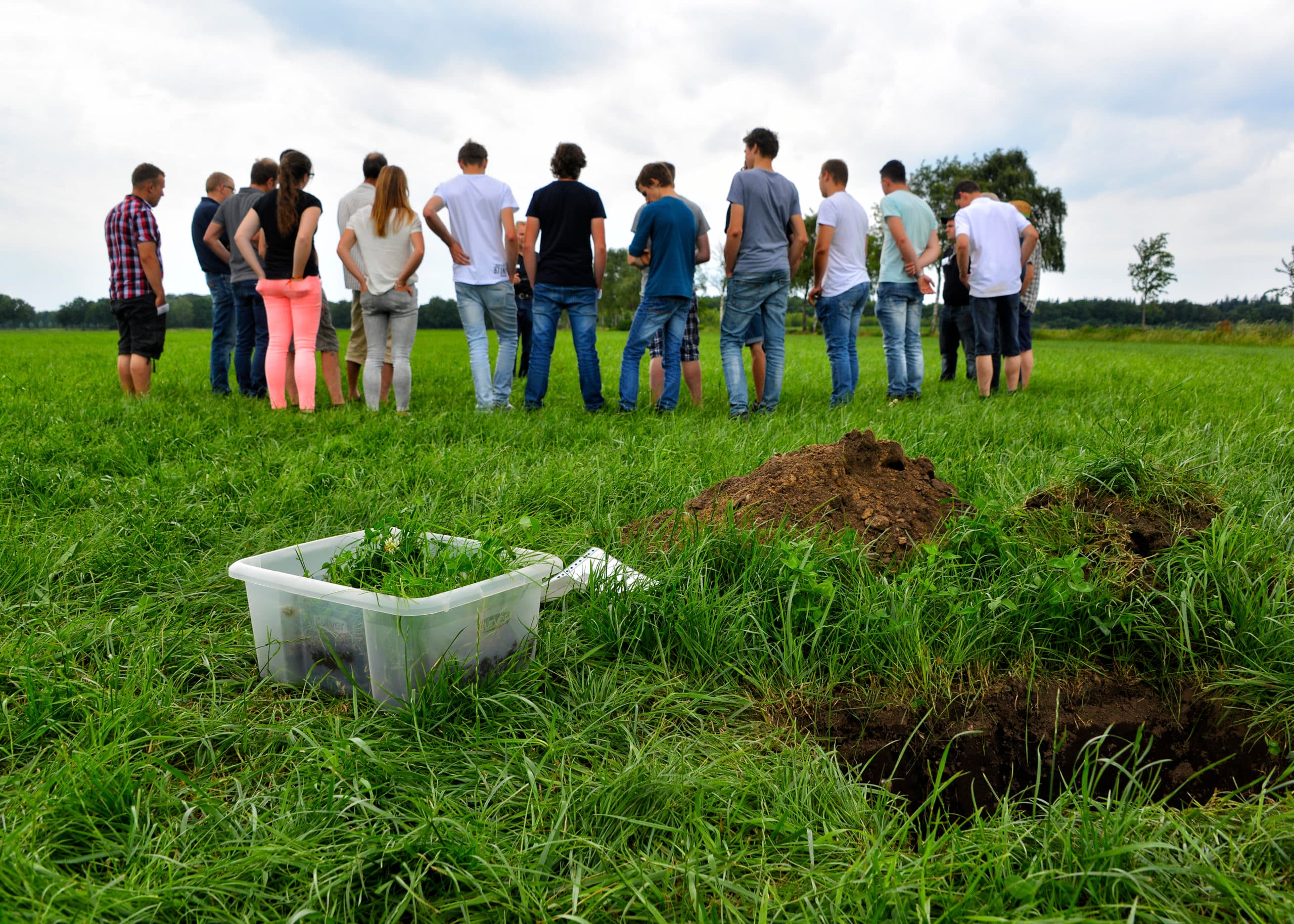 Een kijkje onder de graszode geeft een verhelderend beeld over kwaliteit van de bodem - Foto: Bert Jansen