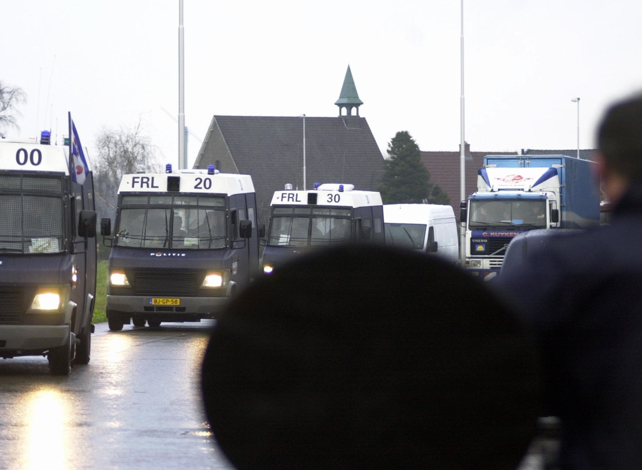 Bij ruimingen tijdens de MKZ-crisis in 2001 kwam de ME eraan te pas. - Foto: Frank Uijlenbroek