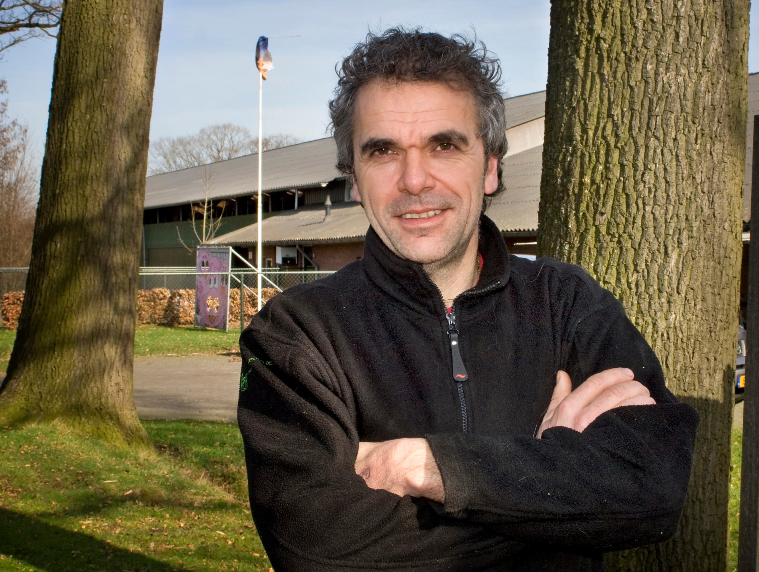 Maarten Rooyakkers voor zijn varkensstal in Aarle-Brixel. - Foto: Bart Nijs