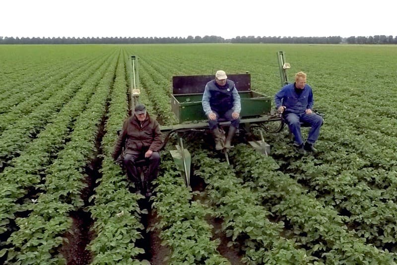 Geen akkerbouw maar wel interessant. Loonbedrijf Aarnink en Ooms is bij fruitteler Jeroen Vereecken in Marknesse de boomgaard aan het bemesten met een kleine mesttank. De loonwerker geeft 25 ton gescheiden varkensmest met een NPK-verhouding van 5-1-5. De stikstof uit de mest is vooral goed voor de graspaden. Daarin leven natuurlijke vijanden van schadelijke insecten.