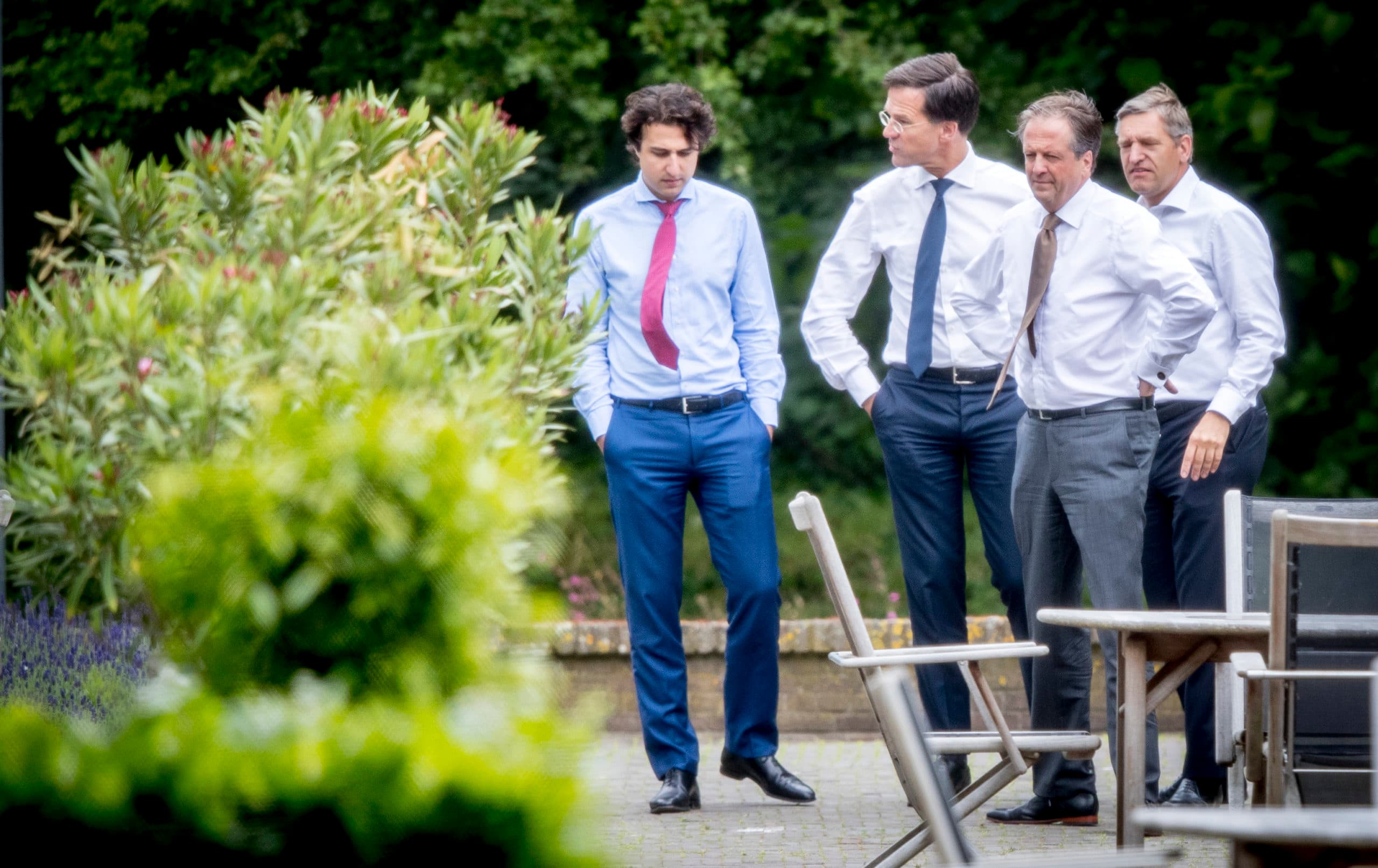 VVD-leider Mark Rutte, GroenLinks-leider Jesse Klaver, D66-leider Alexander Pechtold en CDA-leider Sybrand Buma tijdens een onderonsje in de tuin van het Catshuis. VVD, CDA, D66 en GroenLinks zetten de gesprekken over een formatie voort met informateur Herman Tjeenk Willink. Foto: ANP
