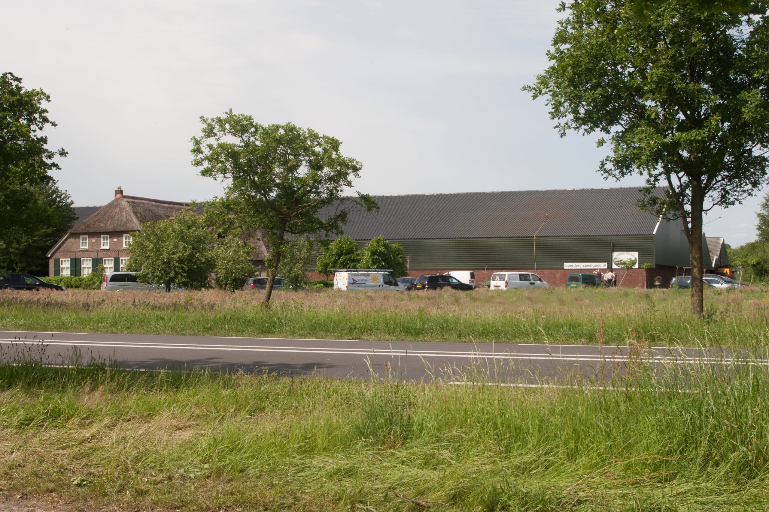 Het varkensbedrijf in de gemeente Raalte nabij Mariëmheem staat al jaren leeg. - Foto: Ronald Hissink