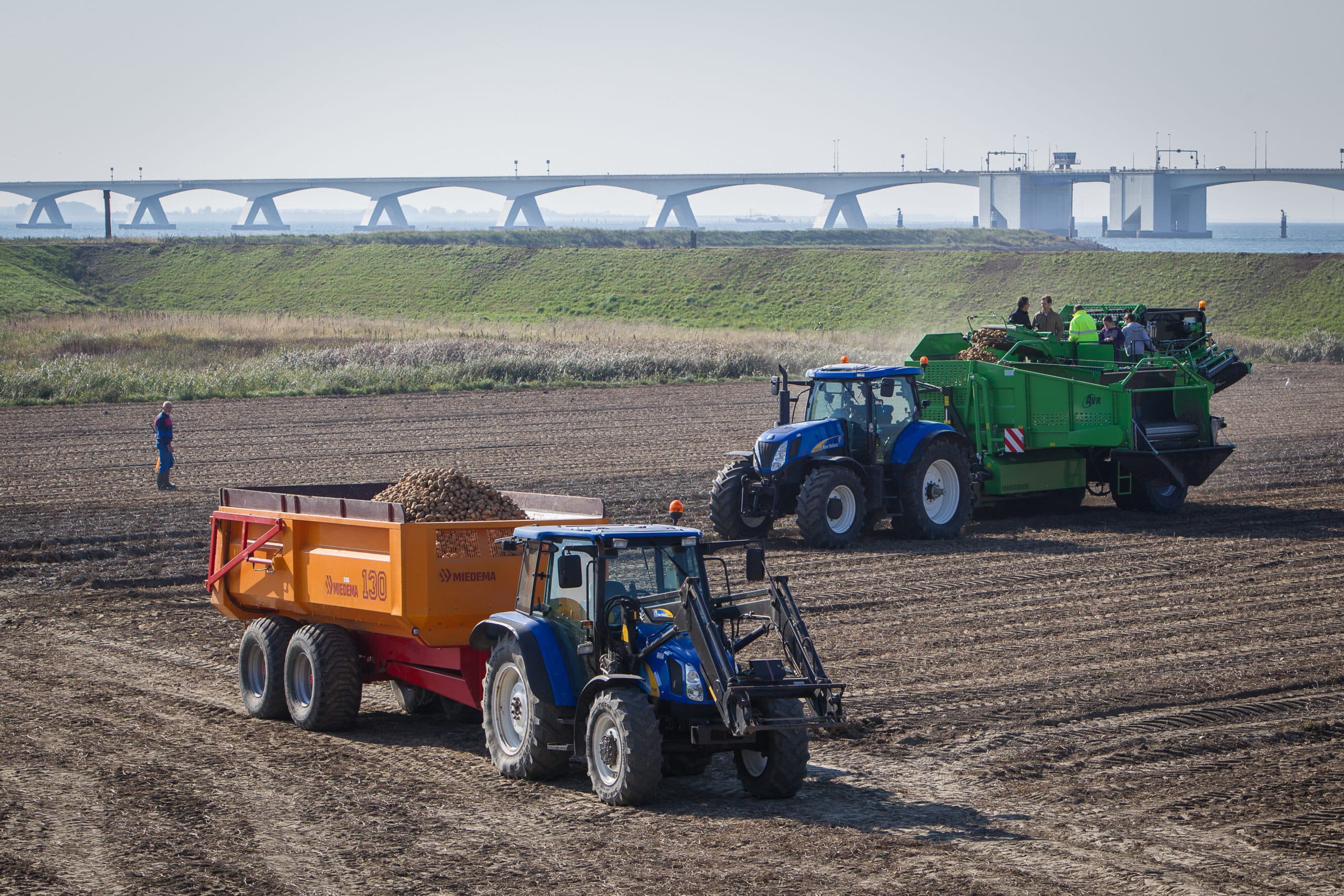 De Zeelandbrug 'is heel belangrijk' voor boeren en loonwerkers. - Foto: Peter Roek