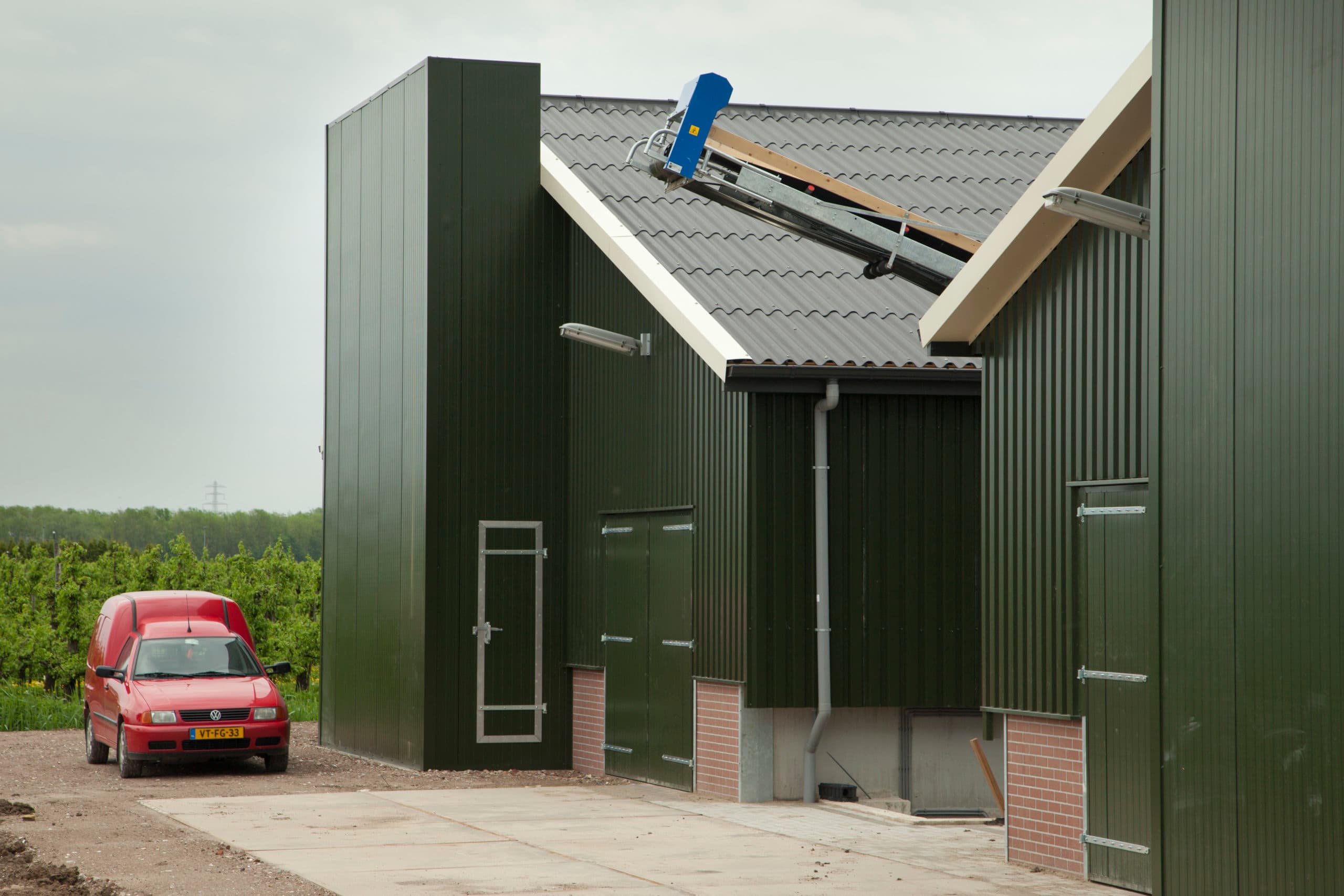 Pluimveestal met stofkap. De emissie van fijnstof gebeurt op grote hoogte. - Foto: Bart Nijs