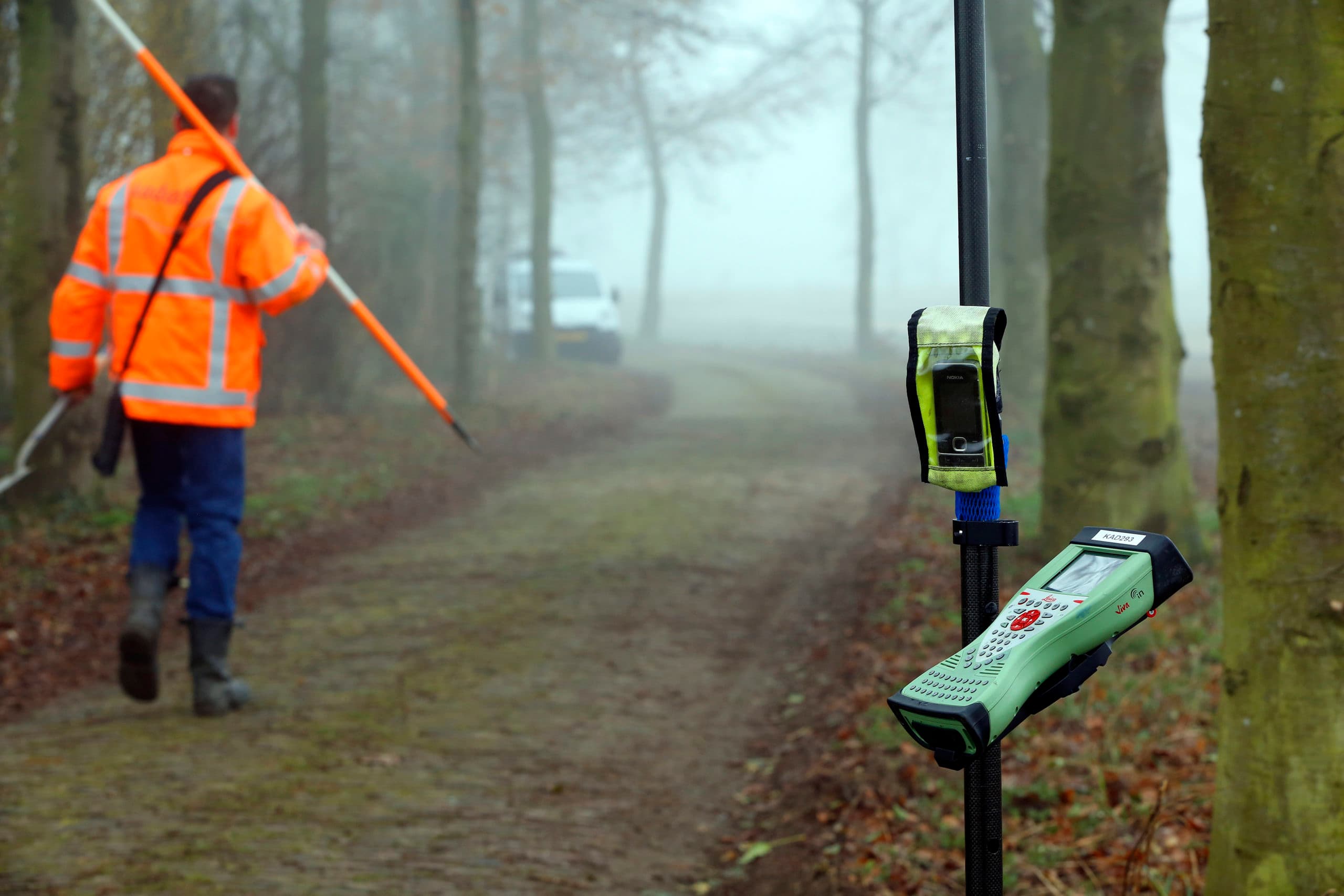 Landmeting. Het Kadaster en het Groenfonds gaan zich samen inzetten voor natuurinclusieve ruilverkaveling. Foto: Henk Riswick