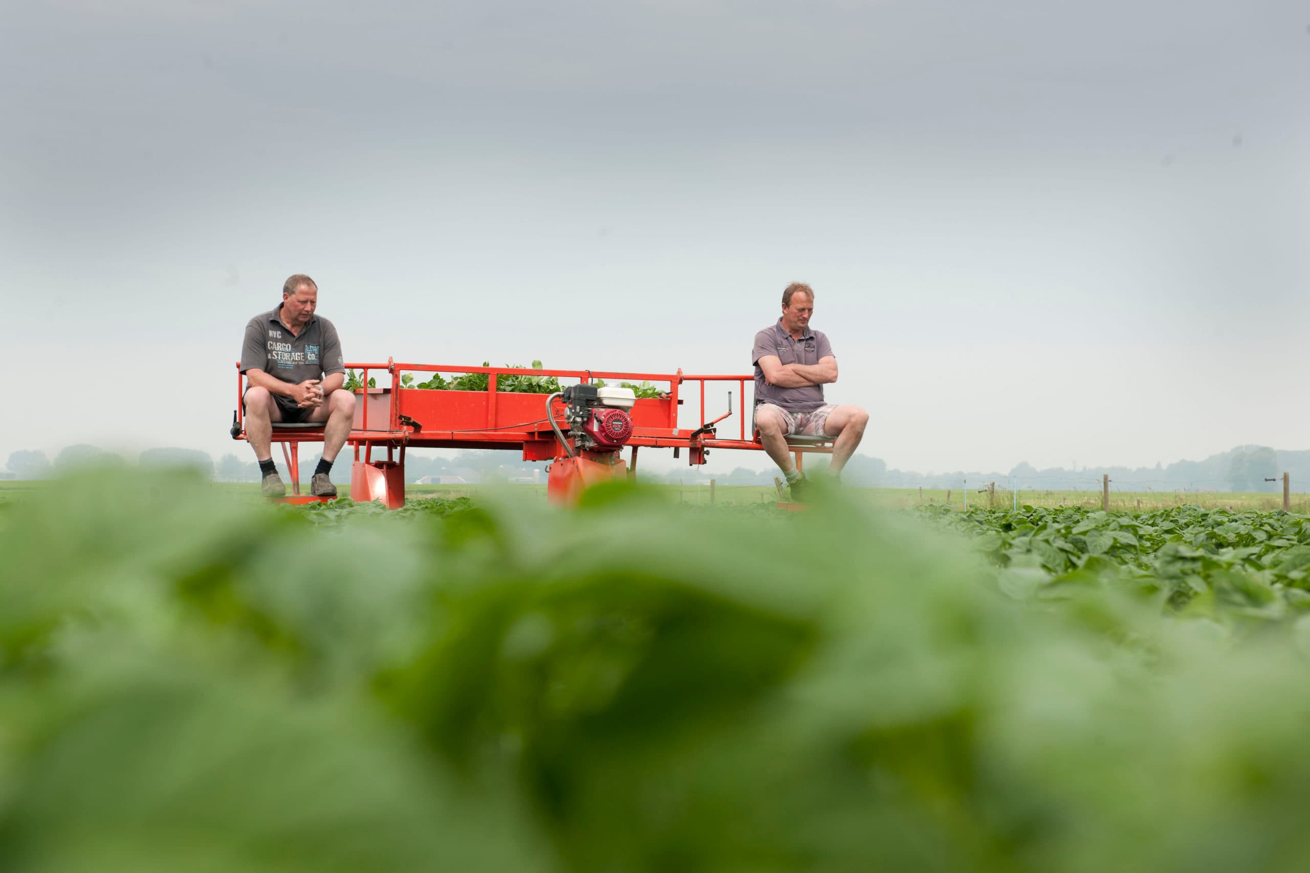 Akkerbouwer met zzp'er in het veld, aan het werk. - Foto: Mark Pasveer