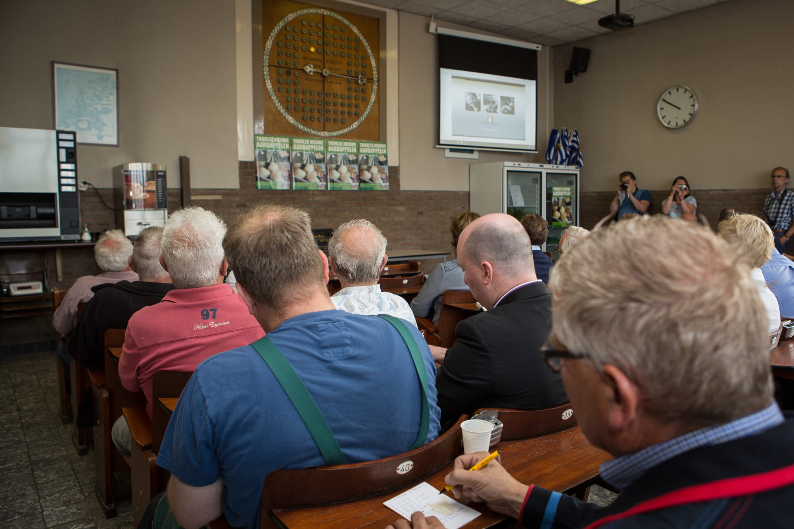 De start van de vroege aardappelveiling, vorig jaar. - Foto: Peter Roek