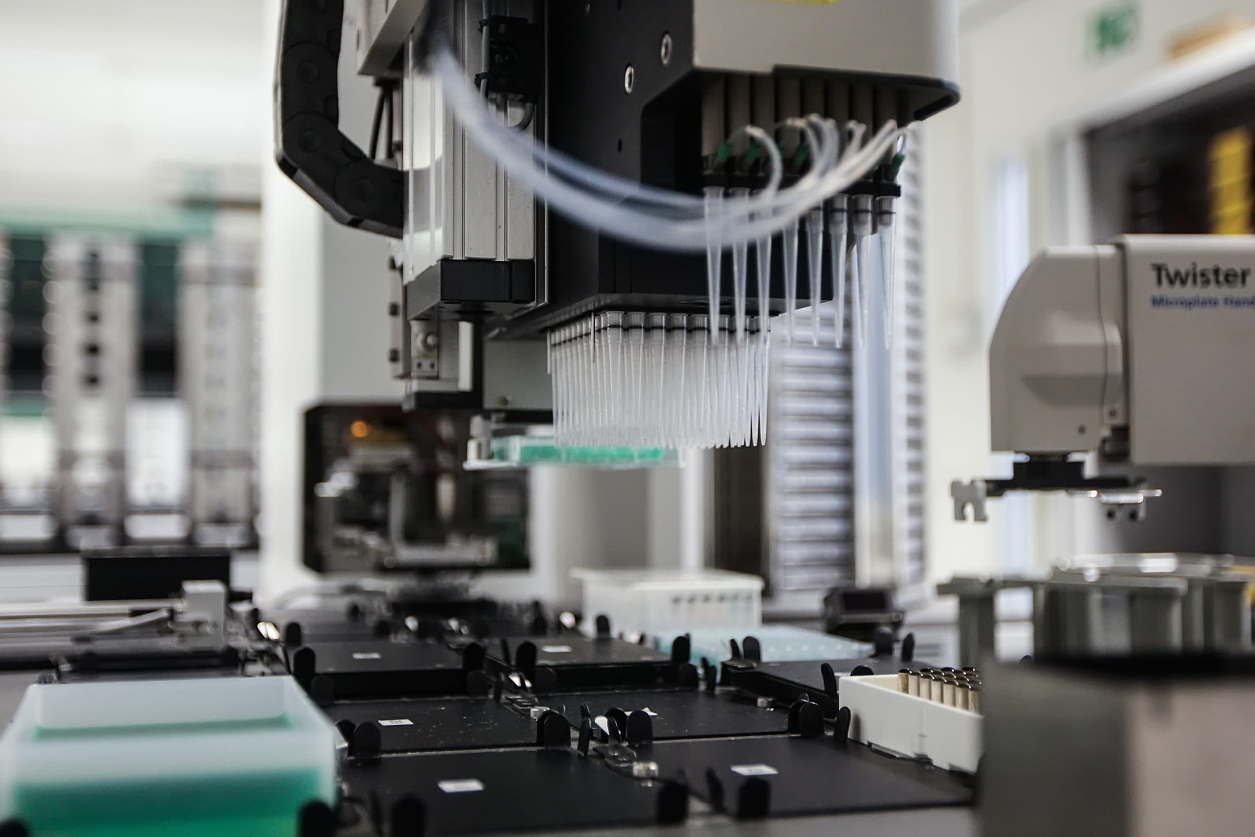 Monsters met testmateriaal gaan in de robot in het laboratorium van Gezondheidsdienst voor Dieren in Deventer. Veterinair onderzoek dat GD voor de pluimveesector uitvoert heeft de laatste 2 jaar op een laag pitje gestaan door het ontbreken van collectieve financiering.  - Foto: Ronald Hissink