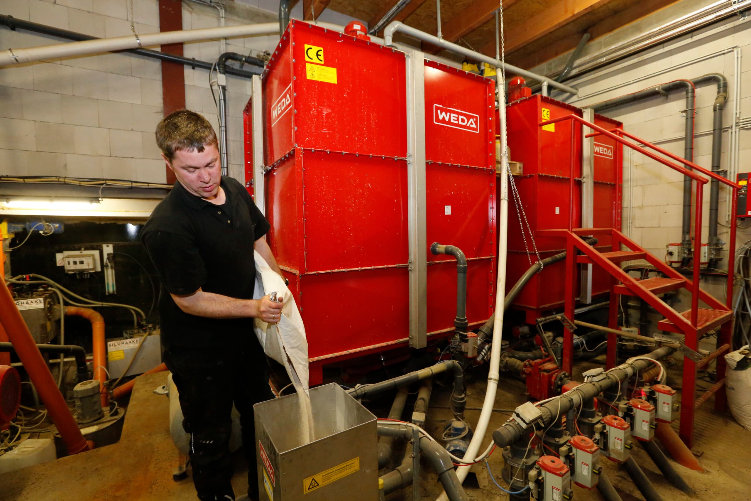 Frank Feldmann vult het voorraadvat met bactiecultuur die het fermentatieproces versneld op gang helpt. Dit is het enige handwerk. Alles is geautomatiseerd. - Foto's: Henk Riswick