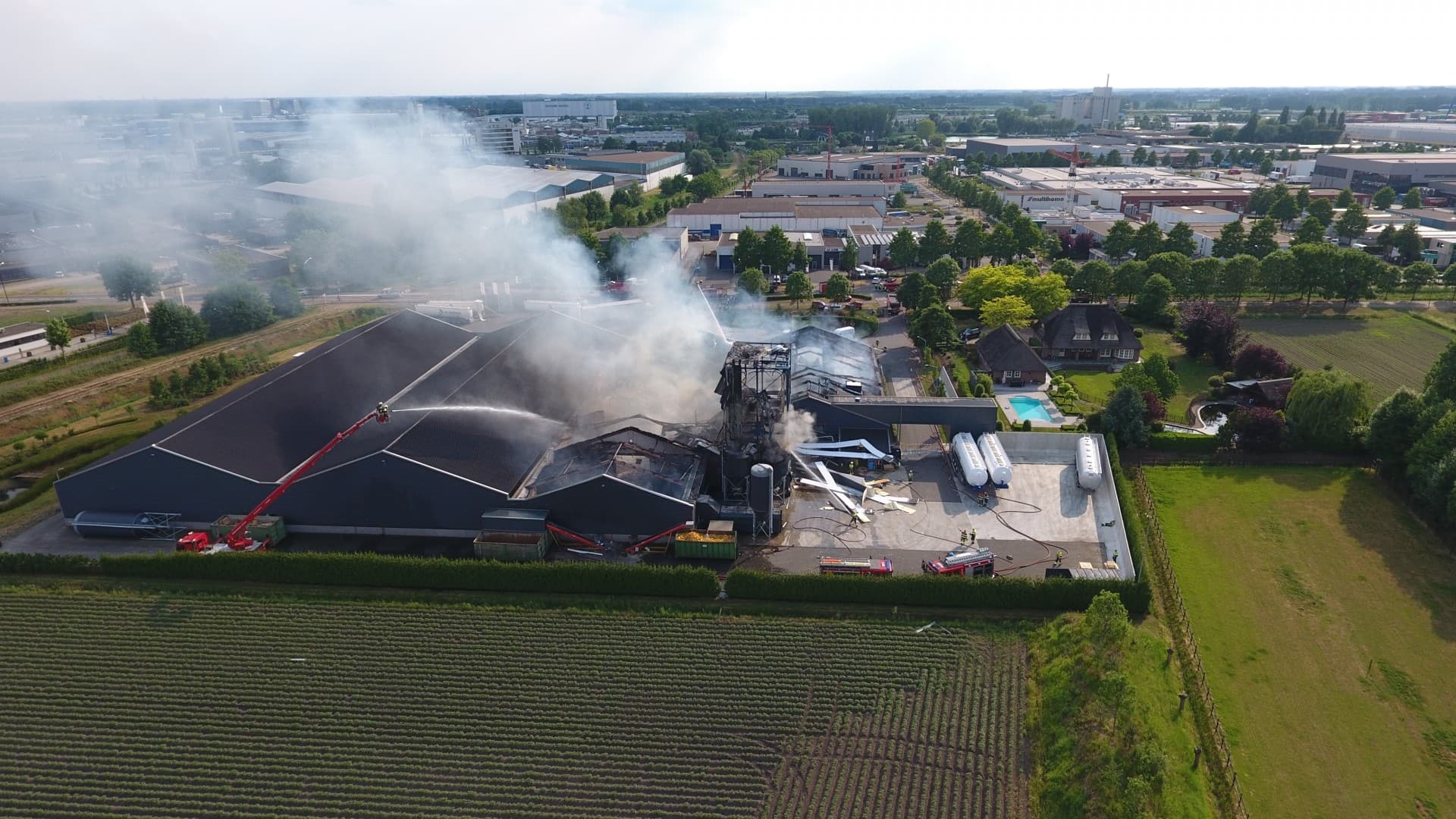 Melkveehouder Jacob Porsius uit Haskerdijken is vroeg op pad om de ronde balen kuilgras binnen te halen. Hij heeft het grootste deel van zijn percelen gemaaid. - Foto: Alex J. de Haan