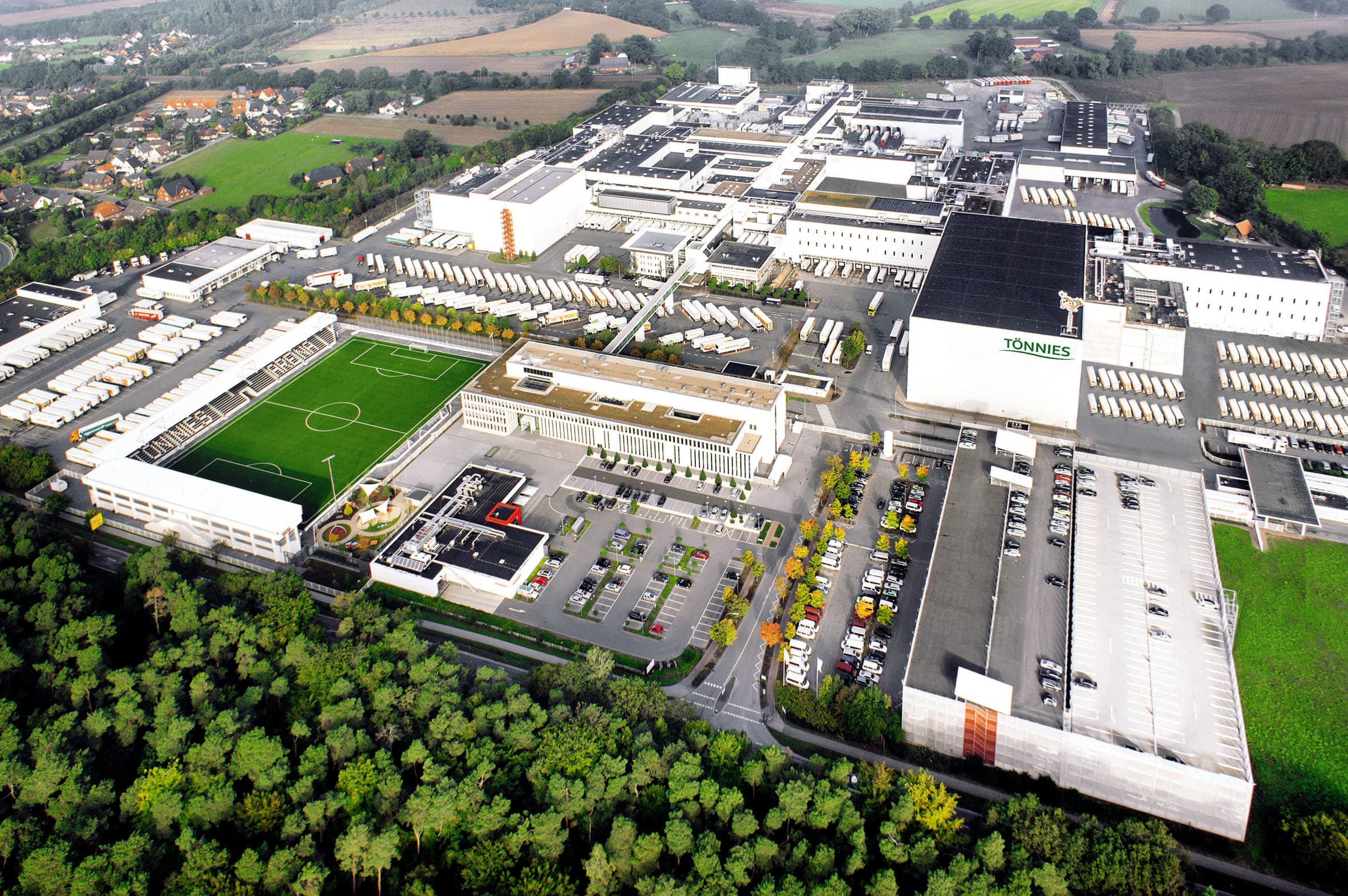 Luchtbeeld van de fabriek in Rheda-Wiedenbrück. - Foto: Tönnies Fleisch