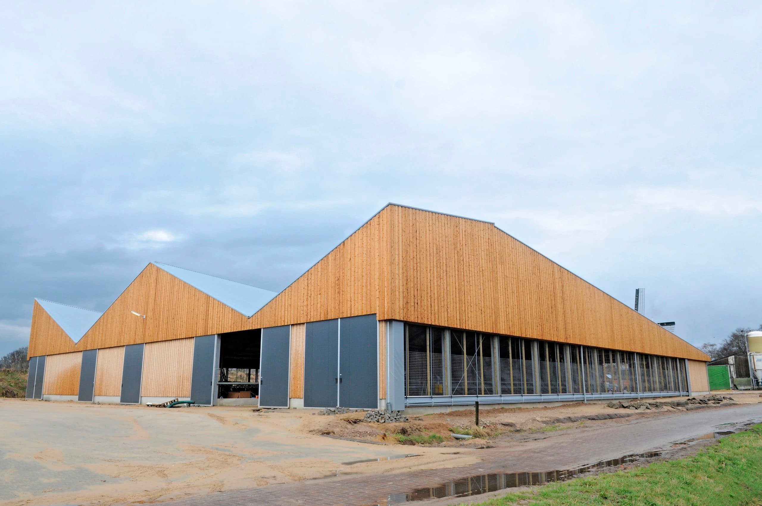 Onder architectuur gebouwde ligboxenstal in Noordlaren (niet uit het boek). - Foto: Marten Sandburg