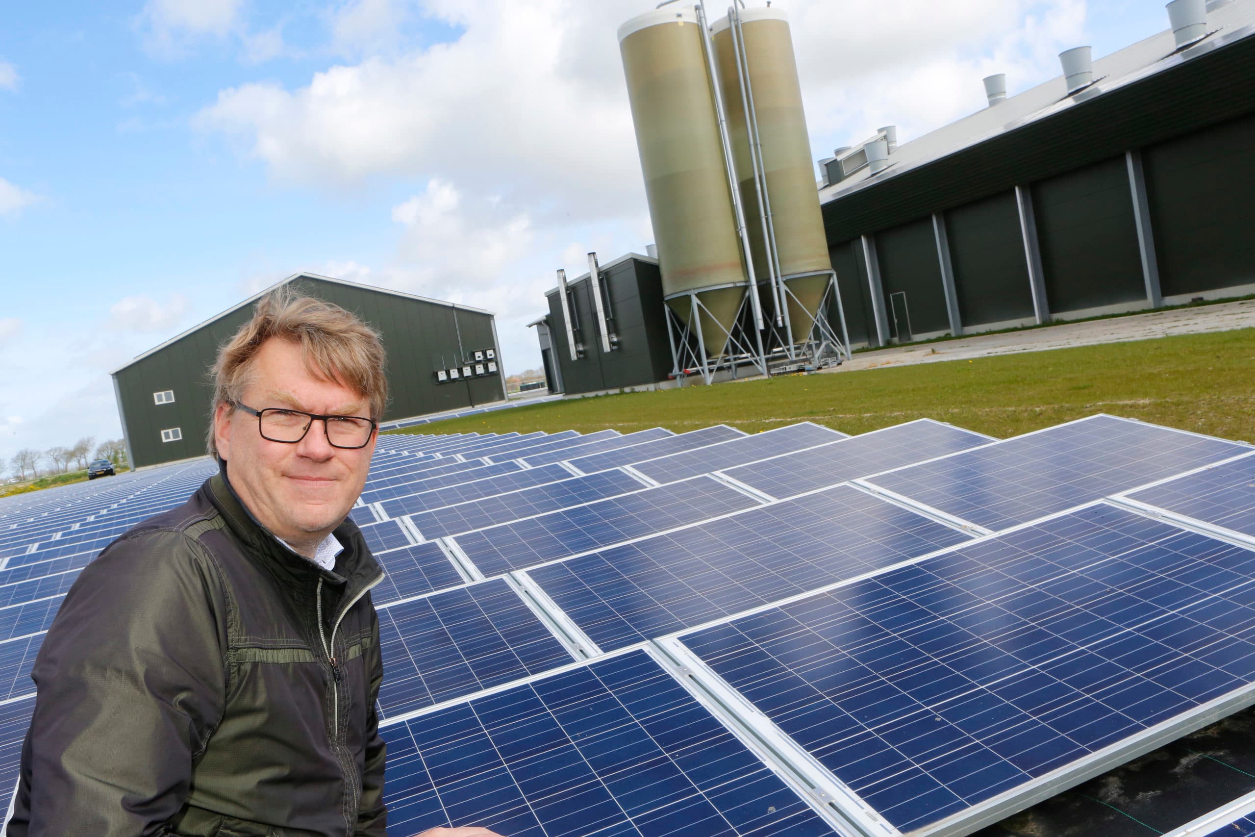 De overheid is een wispelturige partner, stelt Weel. Pluimveerechten ziet hij het liefst snel verdwijnen. Intussen profiteert hij van een 15-jarige SDE-subsidie voor zijn zonnepanelen (0,5 megawatt). - Foto: Henk Riswick