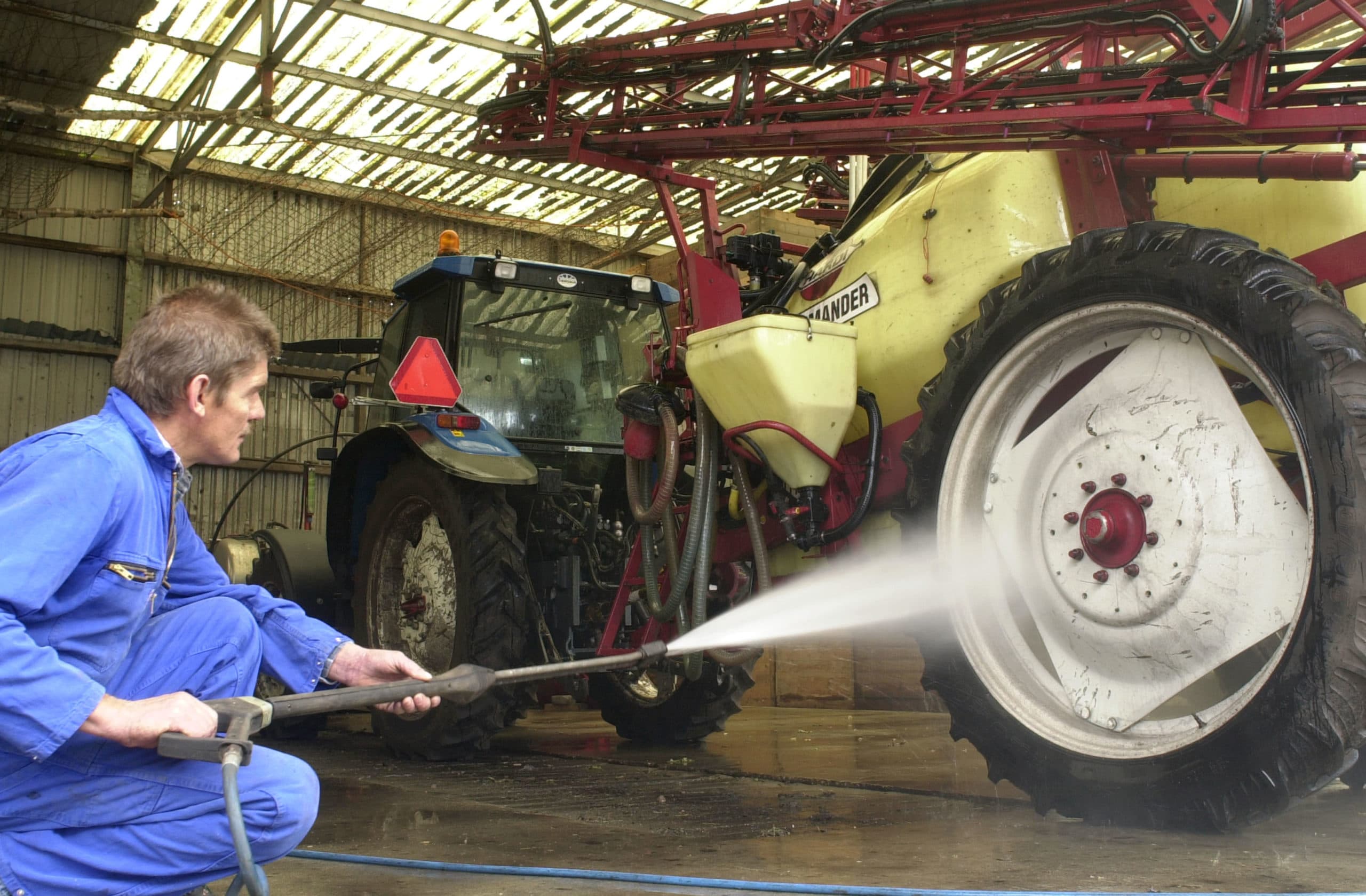 Schoonmaken van veldspuit op speciale wasplaats. Zo wordt emissie naar het milieu voorkomen. - Foto: Frank Uijlenbroek