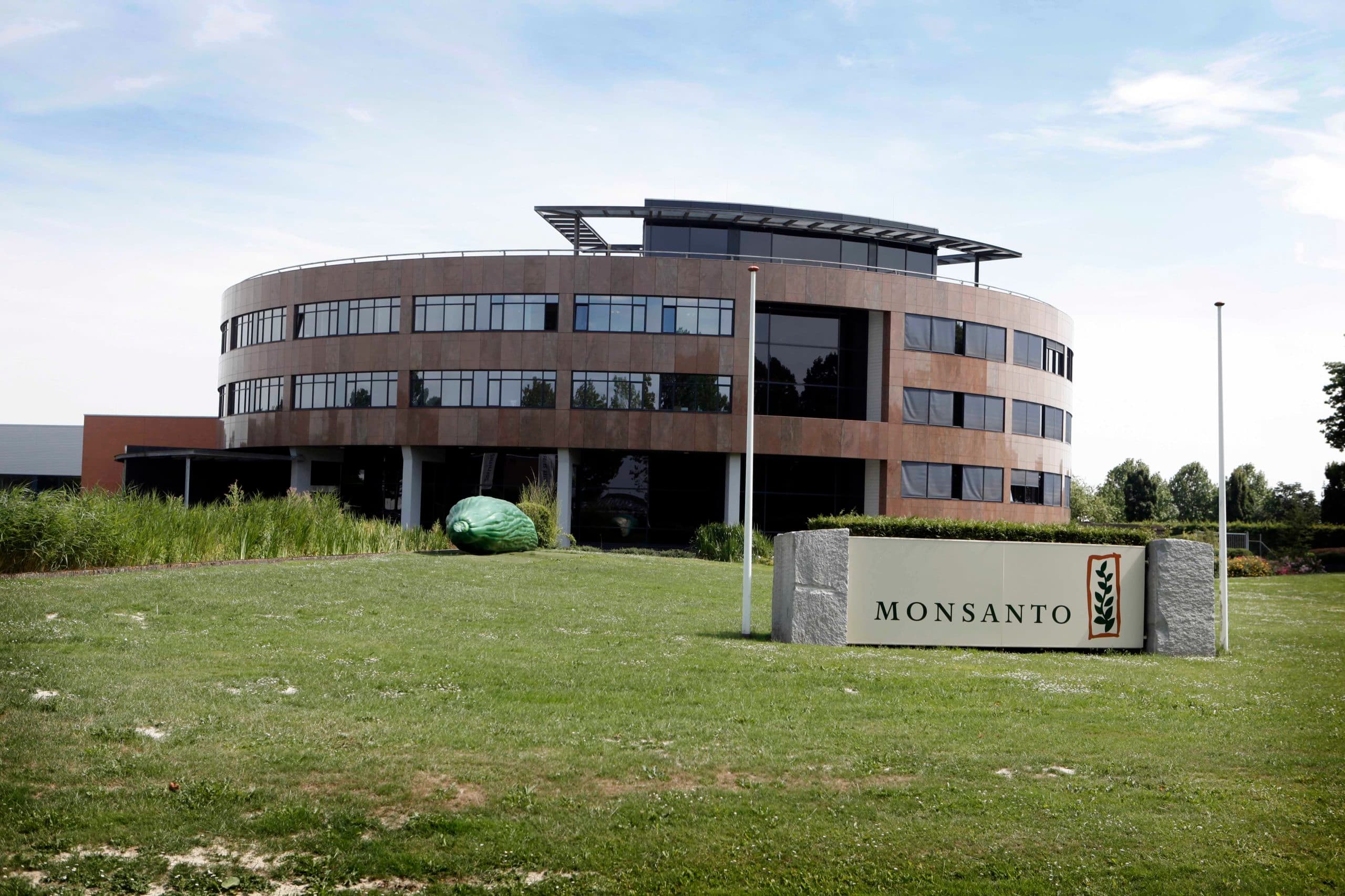 Vestiging van Monsanto, een van de grote spelers in de agribusiness die zich erop laten voorstaan dat ze 'de wereld voeden'. Maar dat laatste wordt ook nog wel eens als onterecht argument gebruikt. - Foto: Roel Dijkstra
