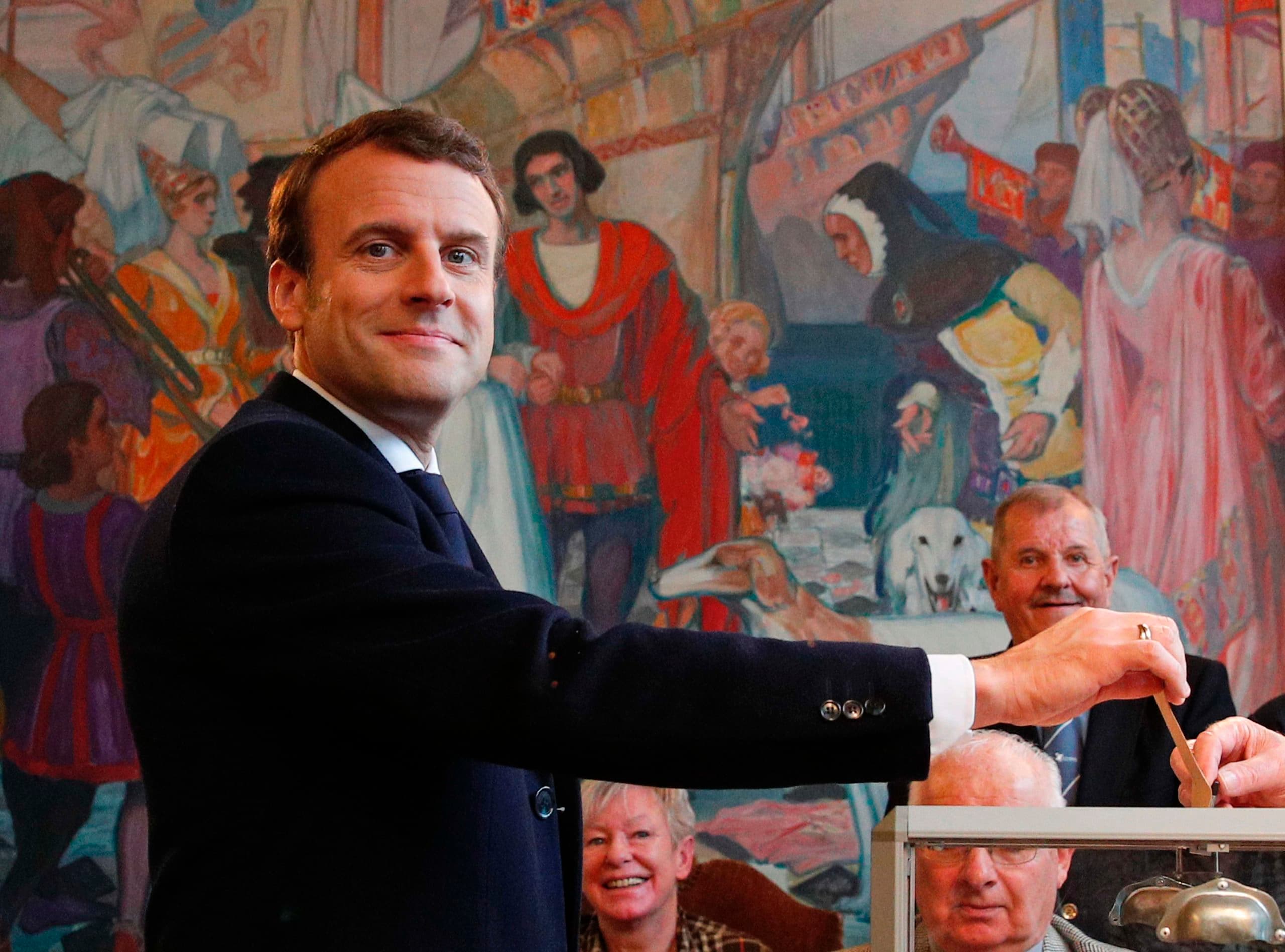 Emanuel Macron tijdens het uitbrengen van zijn stem.