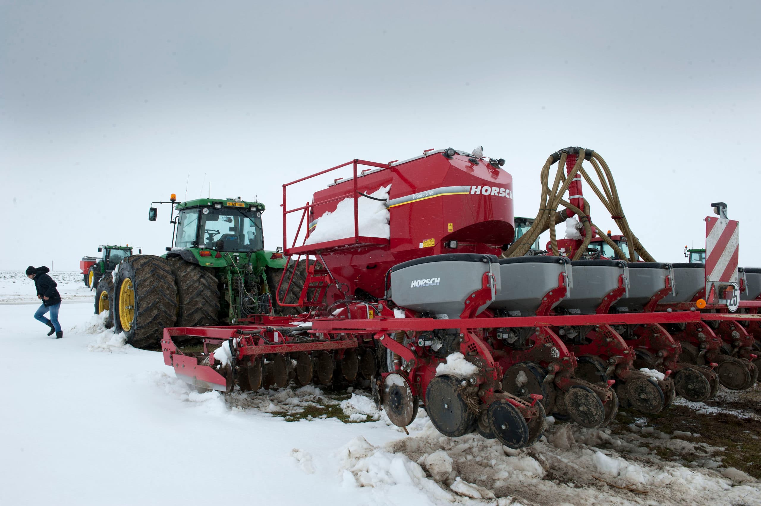 Roemenië heeft strenge winters. Maar dat eind april sneeuw het voorjaarswerk stillegt, gebeurt zelden. De laatste keer dat dit ook gebeurde, was zo n dertig jaar geleden. - Foto: Mark Pasveer