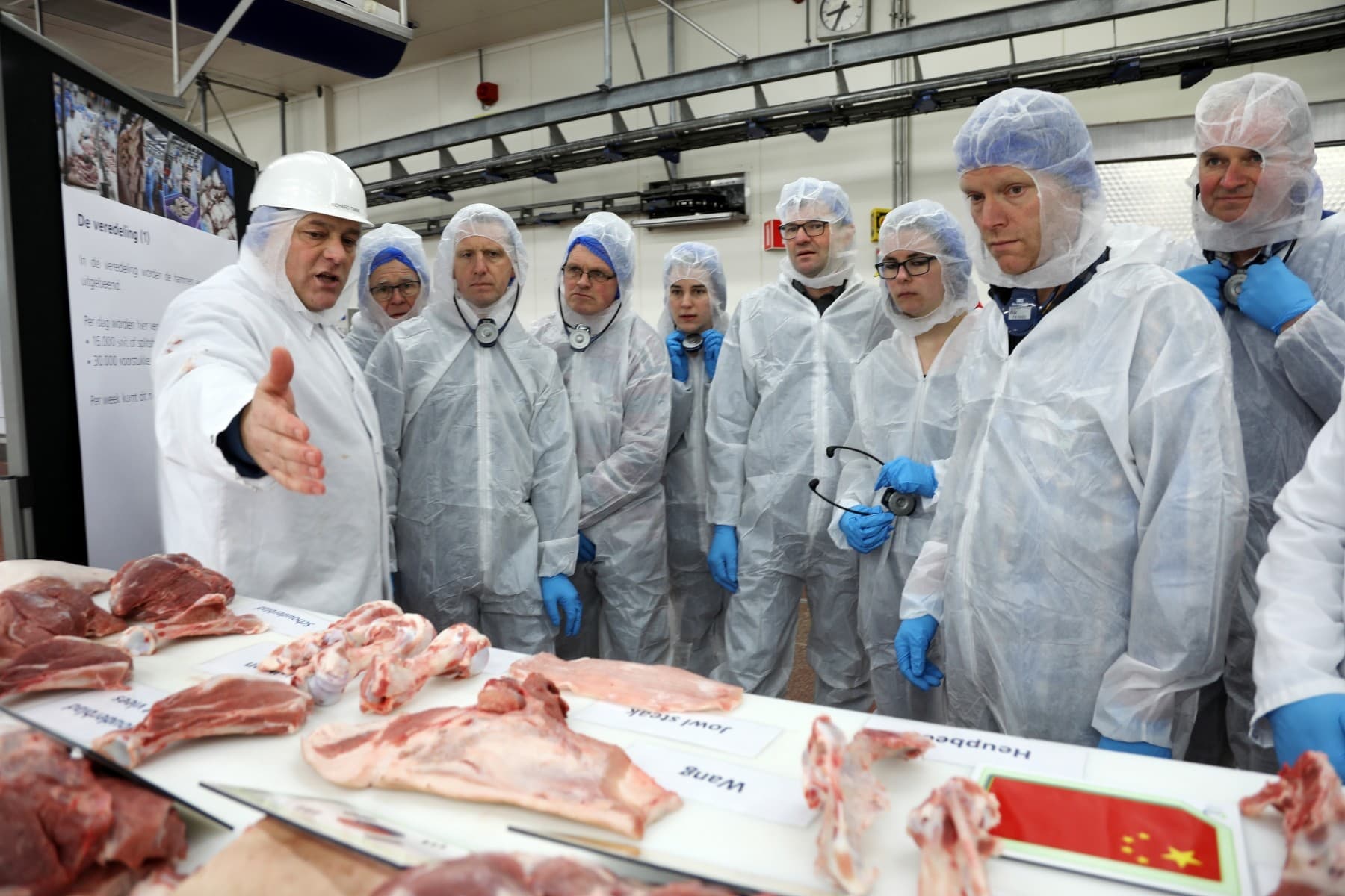 Tijdens een kennismaking met Good Farming Balance krijgen varkenshouders een rondleiding door de Vion-slachterij.
