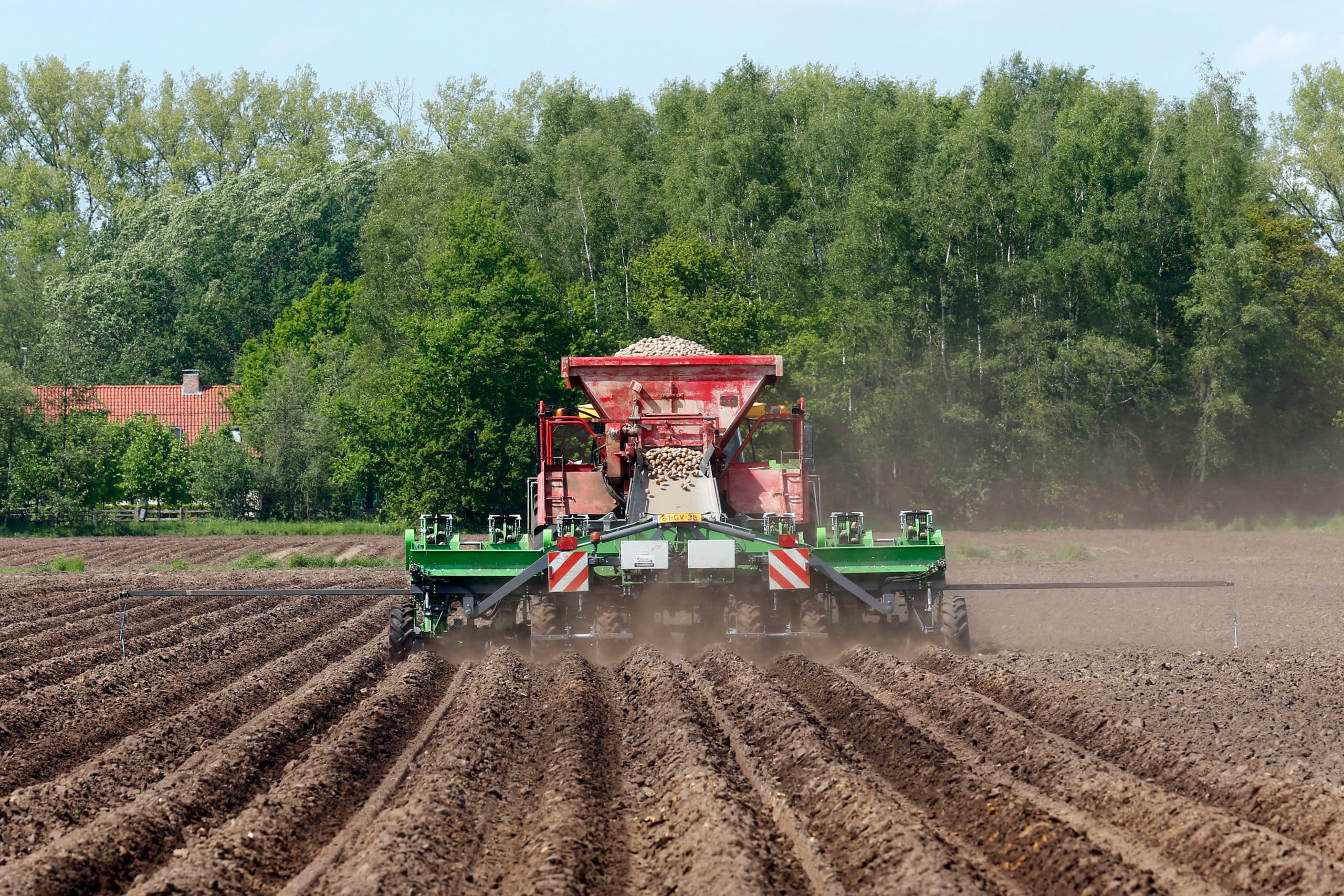 Pootcombinatie aan het werk. Bodemverdichting voorkomen krijgt steeds meer aandacht. - Foto: Bert Jansen