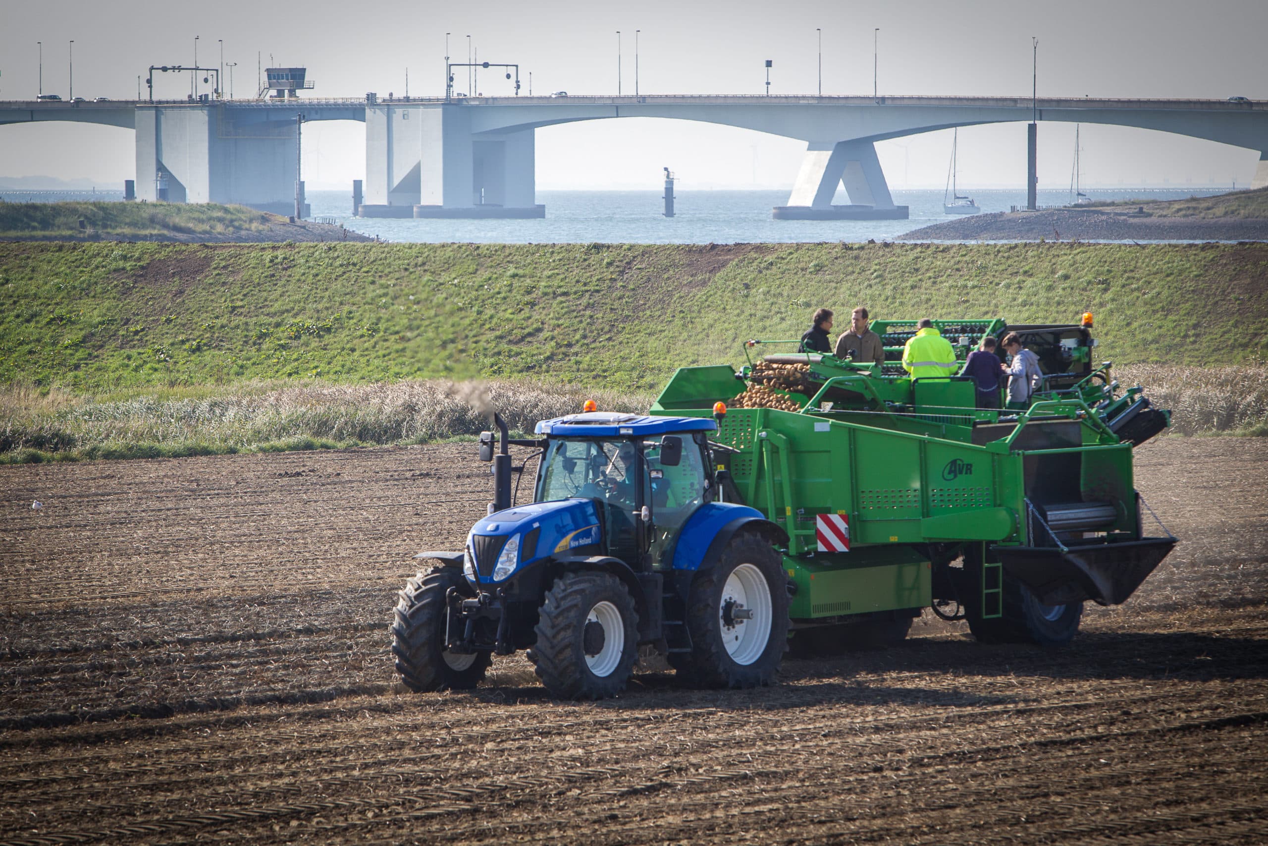 De Zeelandbrug, op de achtergrond. Normaal gesloten voor trekkers, maar tijdelijk wel toegestaan voor die landbouwvoertuigen. Mits ze in konvooien rijden. - Foto: Peter Roek