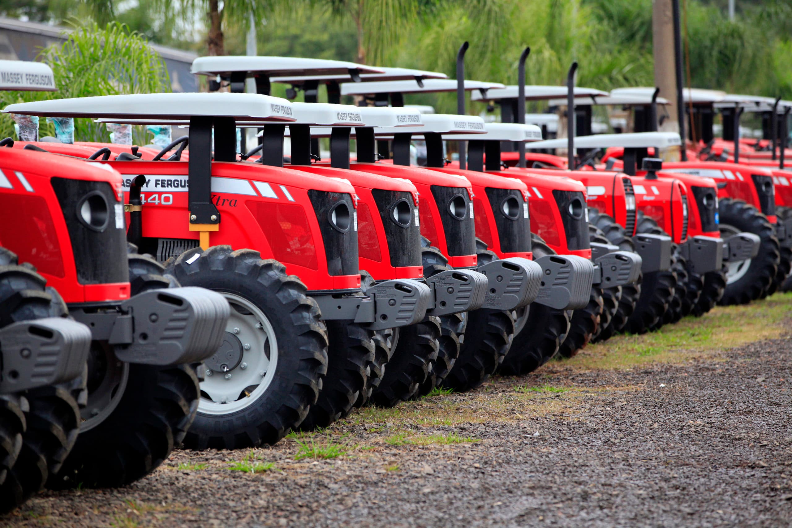 Nieuwe trekkers van Agco op een rij. - Foto: Henk Riswick