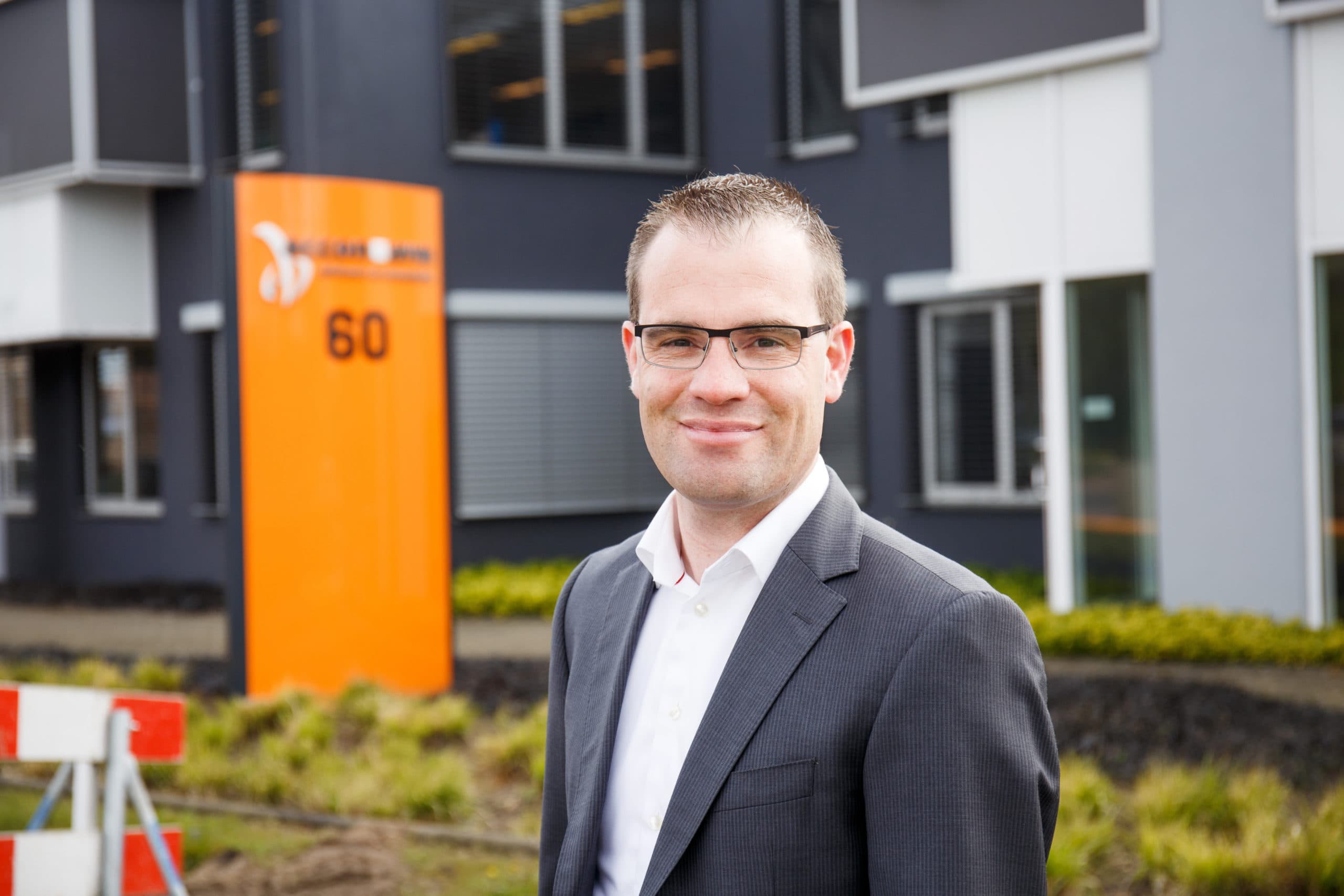Adviseur Camiel Verhagen. - Foto: Herbert Wiggerman