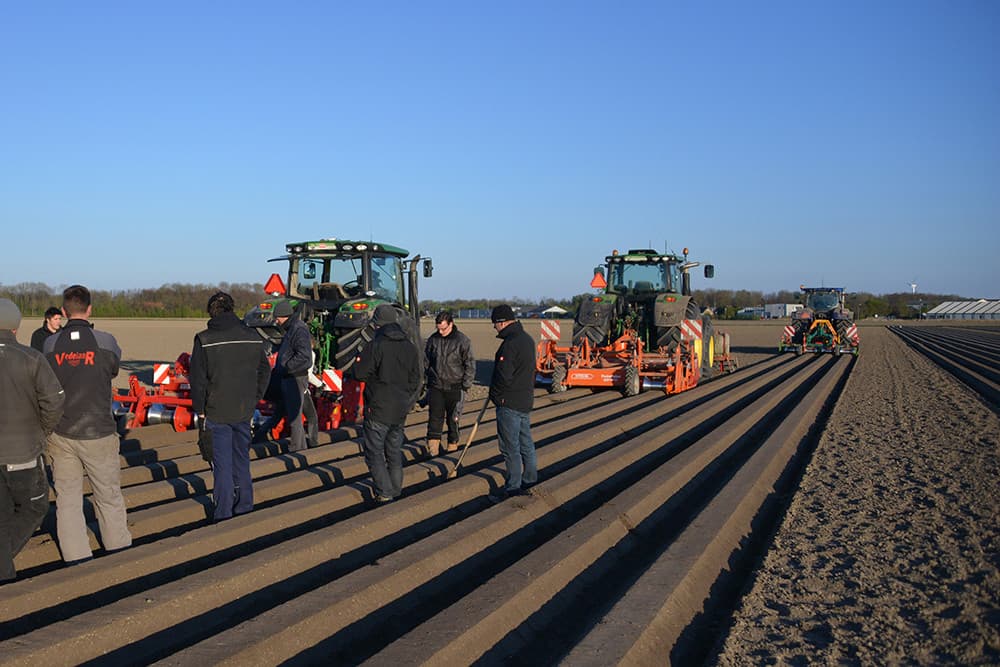 Delphy-onderzoeker Marc Versprille geeft peentelers op het proefperceel in Nagele (Fl.) uitleg over de drie technieken van ruggenopbouw voor peen.