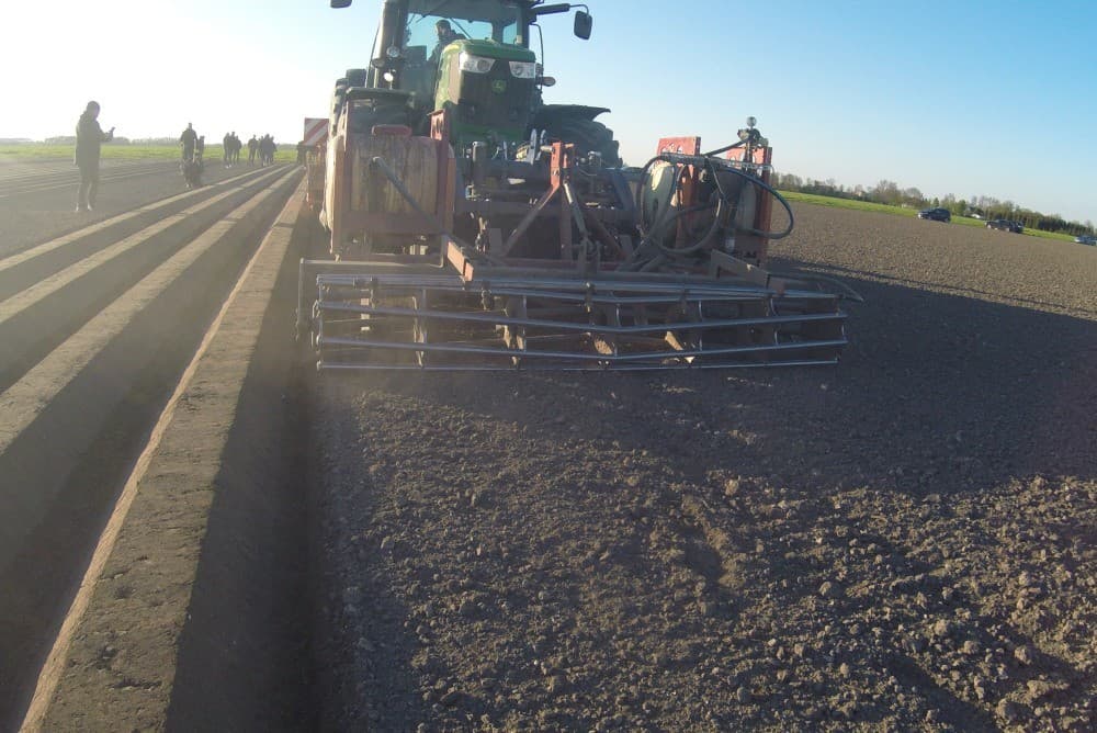 De derde machine is de TwinRotor van Struik. Het bijzondere van deze frees is dat de toplaag van de rug extra wordt bewerkt zodat er een mooi fijn zaaibed ontstaat, terwijl in de rug de structuur wordt behouden.