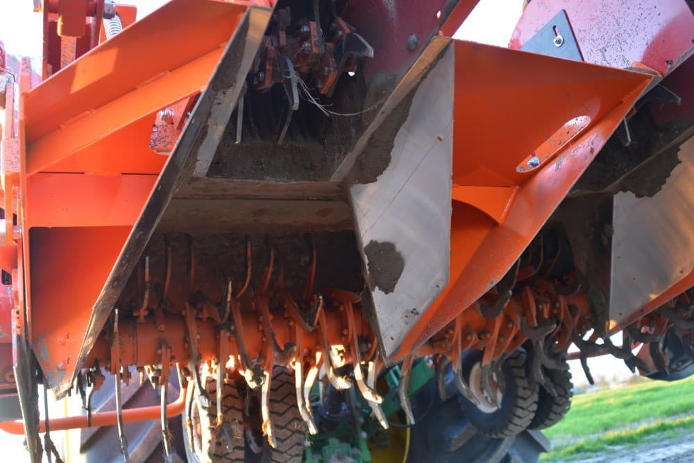 Met de combinatie kopeg, aanaardkap en diabolorol van Loonbedrijf Vedelaar uit Nagele blijft de structuur van de grond in de rug intact. De machine laat een mooi vlak zaaibed achter.