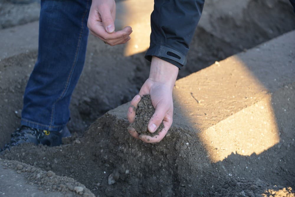 Telers kijken kritisch naar de opgebouwde ruggen. Deze moeten voldoende stevig zijn om aansluiting bij de ondergrond te krijgen.
