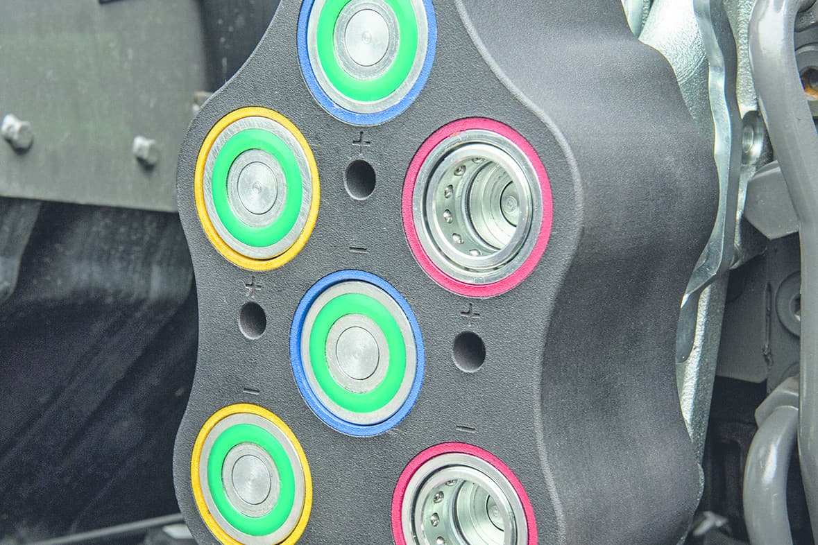 De vlakdichtende hydrauliekkoppelingen zijn modulair uitwisselbaar met de standaard hydrauliekkoppelingen. Naar behoefte of wens kan je dus (langzaam) omschakelen. - Foto: Fendt