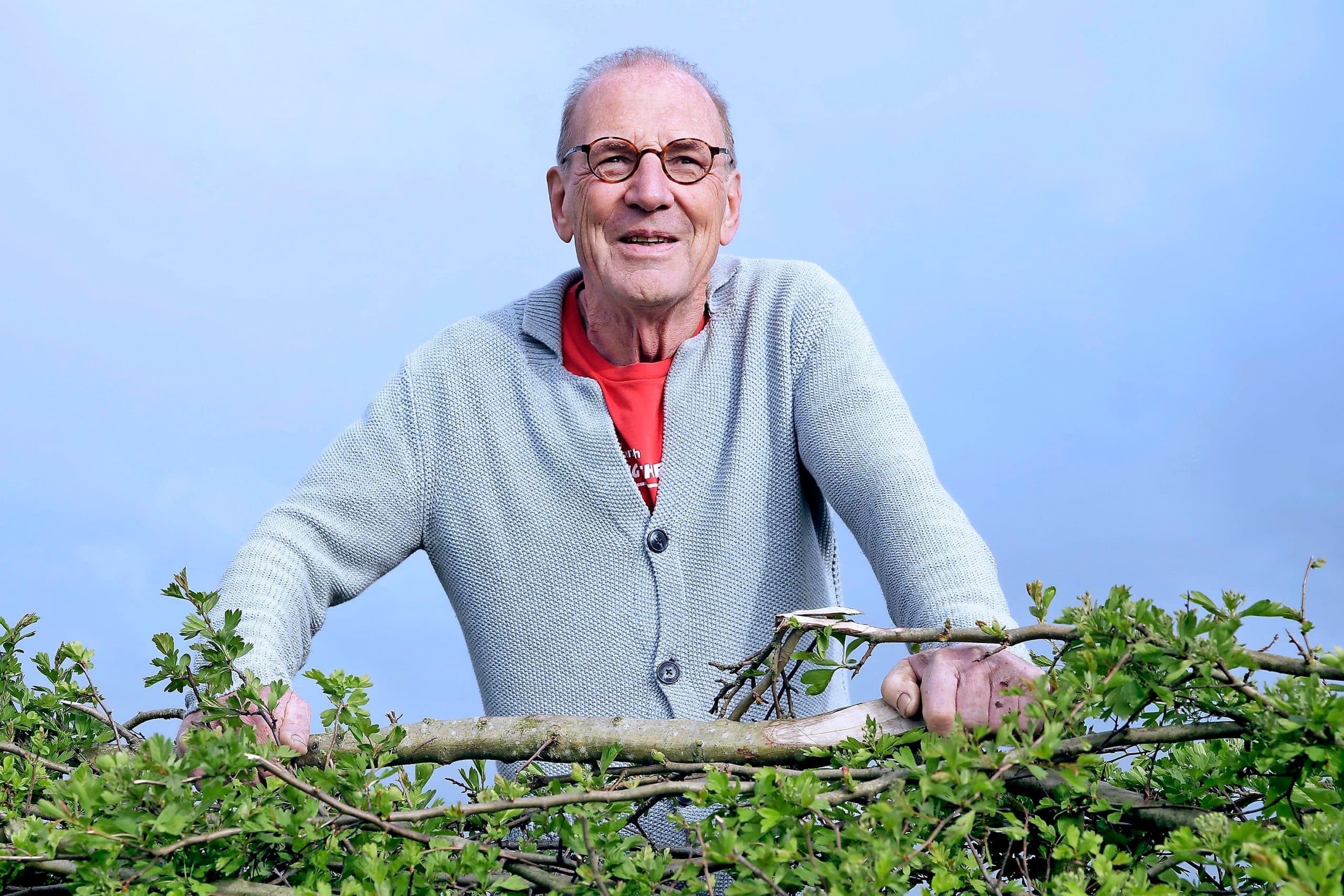 Louis Dolmans:  Bomen en struiken stimuleren de groeikracht van de bodem.  - Foto: Michel Zoeter
