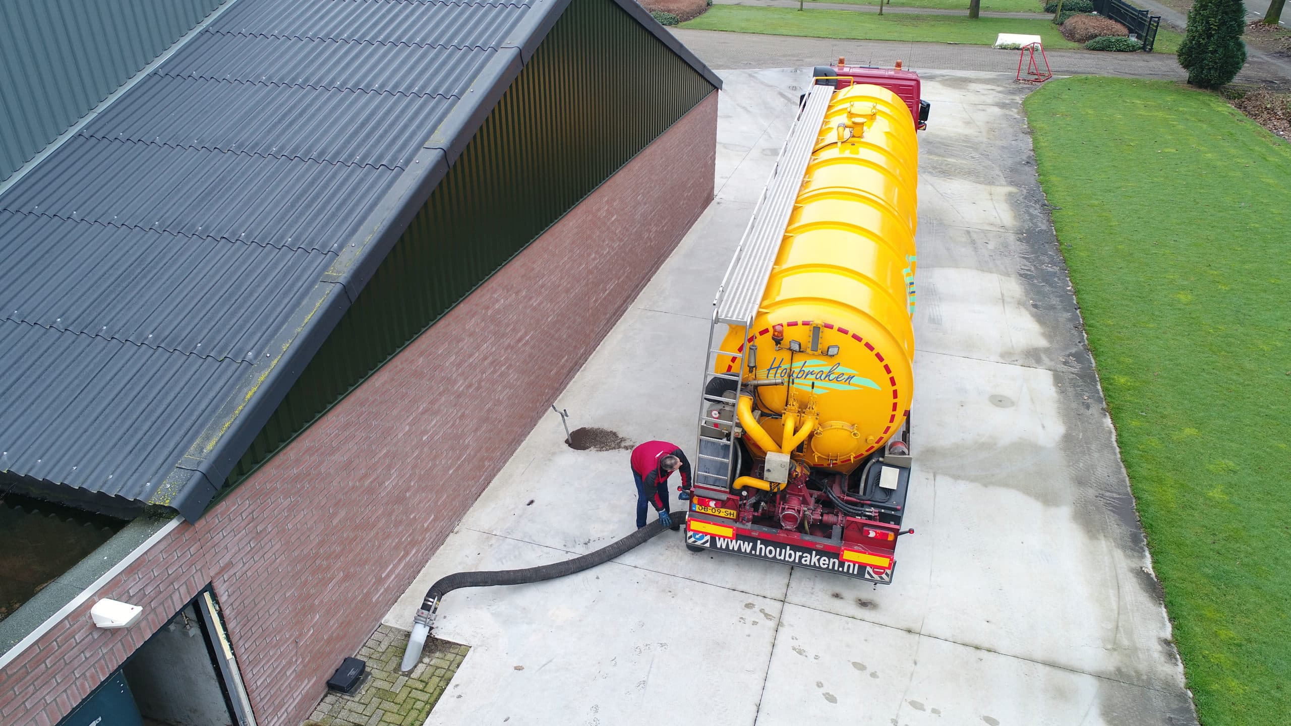 Mest laden bij een varkensbedrijf.