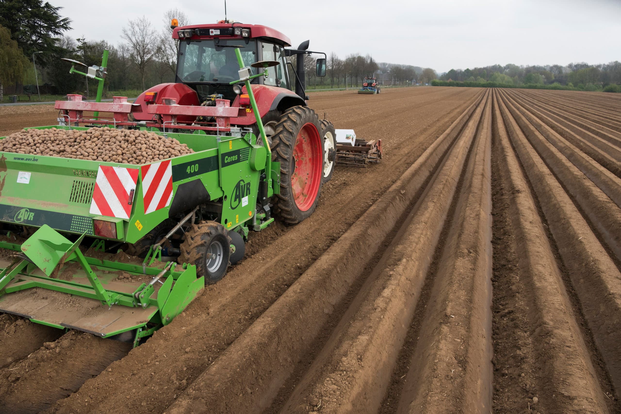 Het pootseizoen is in volle gang. Hier is akkerbouwer Sylvain Wimmers aardappelen aan het poten bij de Stichting Proefboerderij Wijnandsrade, gemeente Tuth. De akkerbouwer pacht grond van de proefboerderij. - Foto: Twan Wiermans