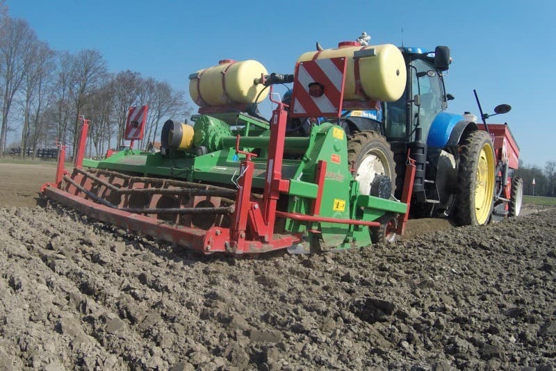Bij Adriaan Boudeling in Swifterbant zaait Frans Gielen de eerste 6 hectare Florena KWS-suikerbieten. De zaden liggen mooi op de stevige ondergrond. Boudeling legt ondertussen een volgend perceel zaaiklaar. - Foto's: Sytze Bakker