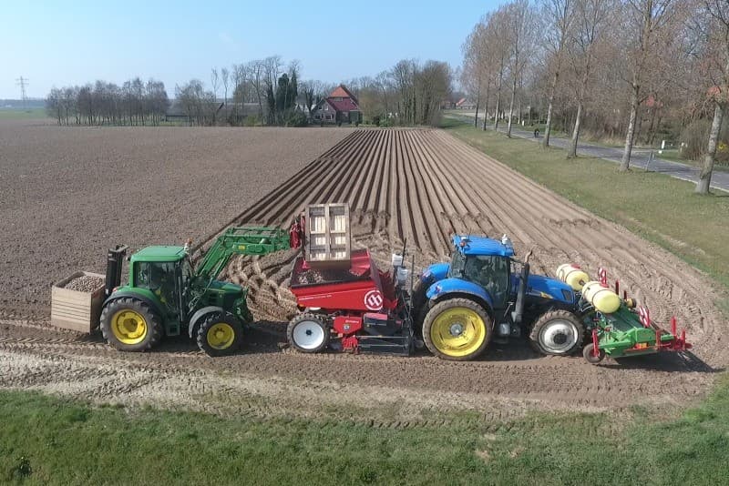 Scholtens plant van de Fontanes ongeveer zeven knollen op een meter. De poters krijgen als bemesting 21 liter APP per hectare mee en 3 liter Mirador tegen rhizoctonia en luis.
