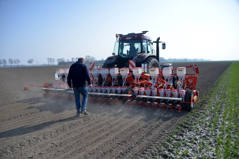 Allan Harsevoort lost een kist uitgangsmateriaal in de pootbunker. Het Fontane-pootgoed komt uit de Talent-bewaring en is behandeld met 0,5 liter Monsereen Pro per ton.
