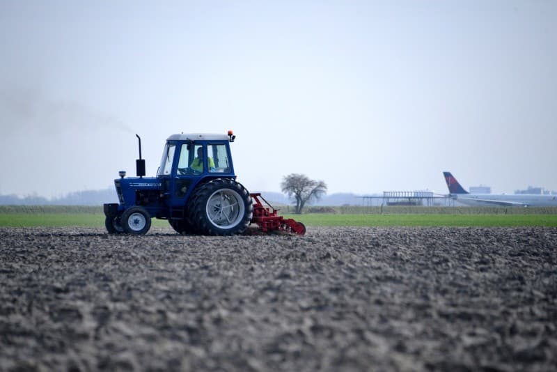 Dit perceel is in augustus 2016 onder water gezet om aaltjes te bestrijden. Er staan nog een paar plassen, maar de rest droogt al aardig op. Voor het poten van de aardappelen moeten de dijken nog geëgaliseerd worden.