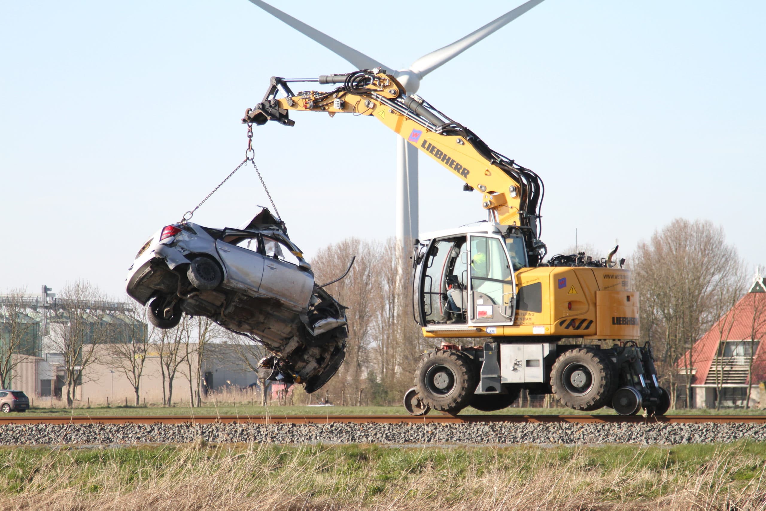 Berging auto die in botsing kwam met een trein op het spoor bij Harlingen - Foto: ANP