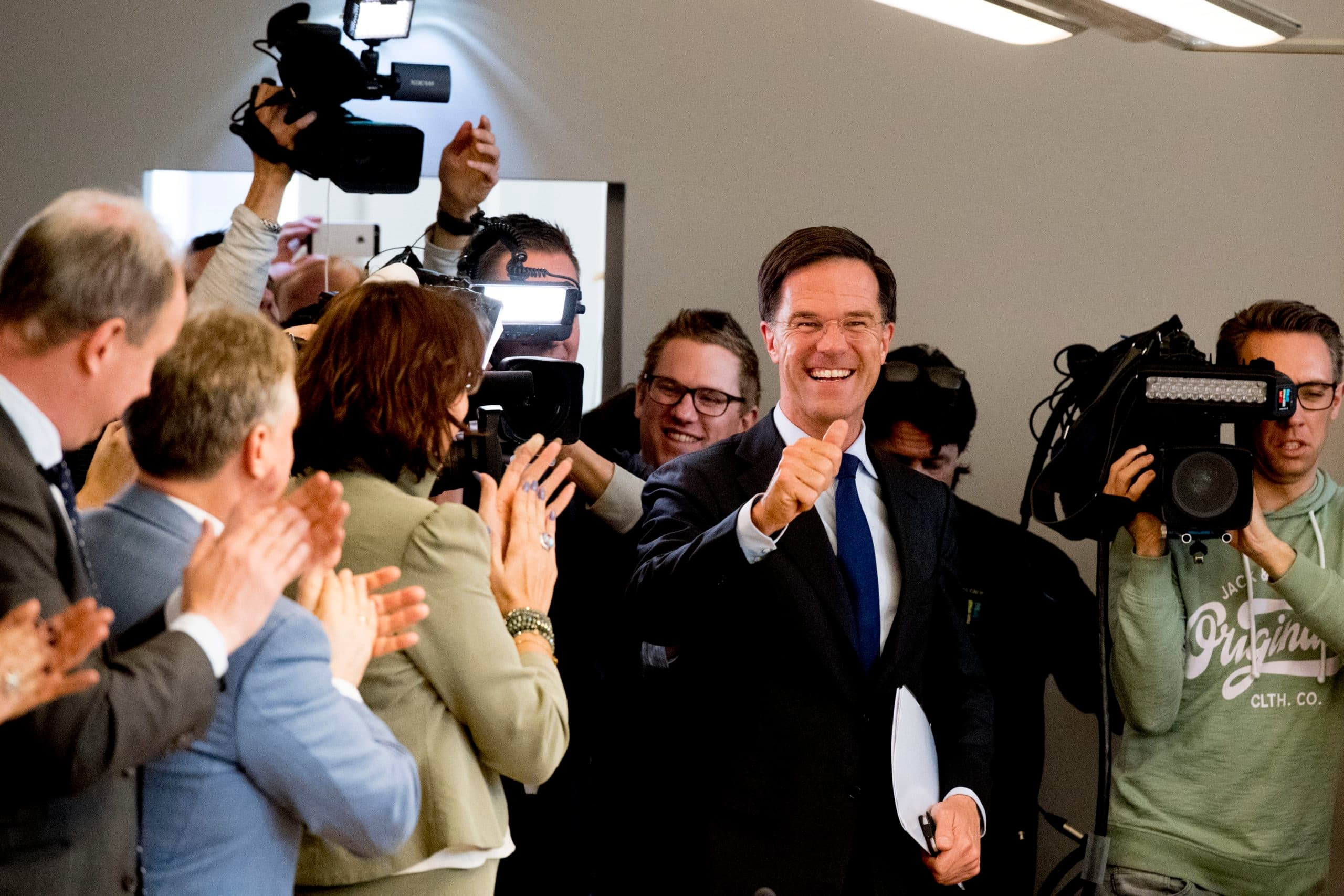 Mark Rutte viert de verkiezingsoverwinning met zijn fractie. De VVD behaalde 31 zetels. - Foto: ANP