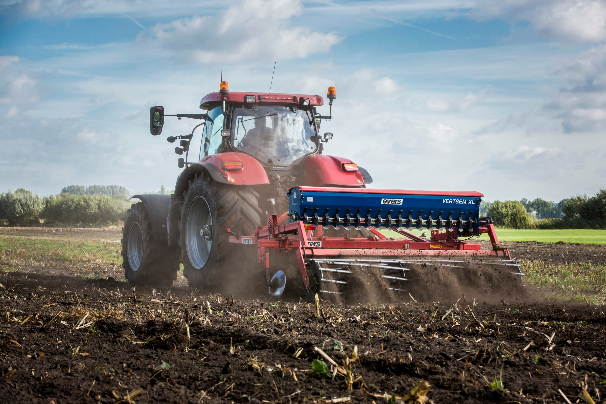 Groenbemester zaaien na maisteelt. - Foto: Koos Groenewold