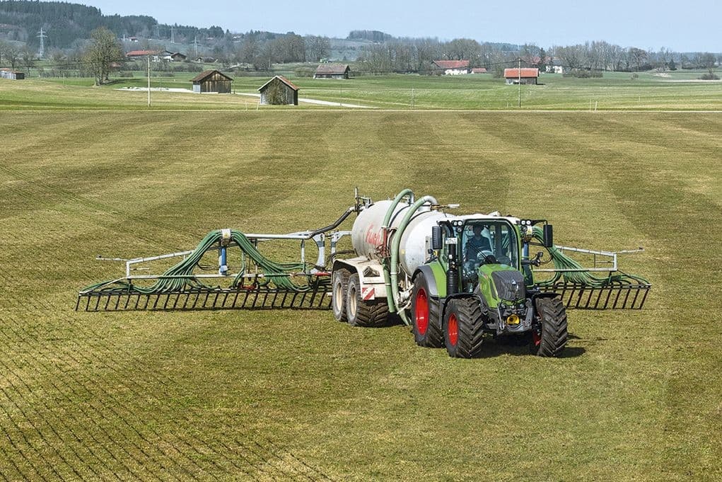 Een Fendt 300-Vario met stuurautomaat uitgerust rijdt met de juiste precisie over een perceel. Fendt wil ook in de budget-varianten vanaf 2017 een stuurautomaat af fabriek aanbieden.