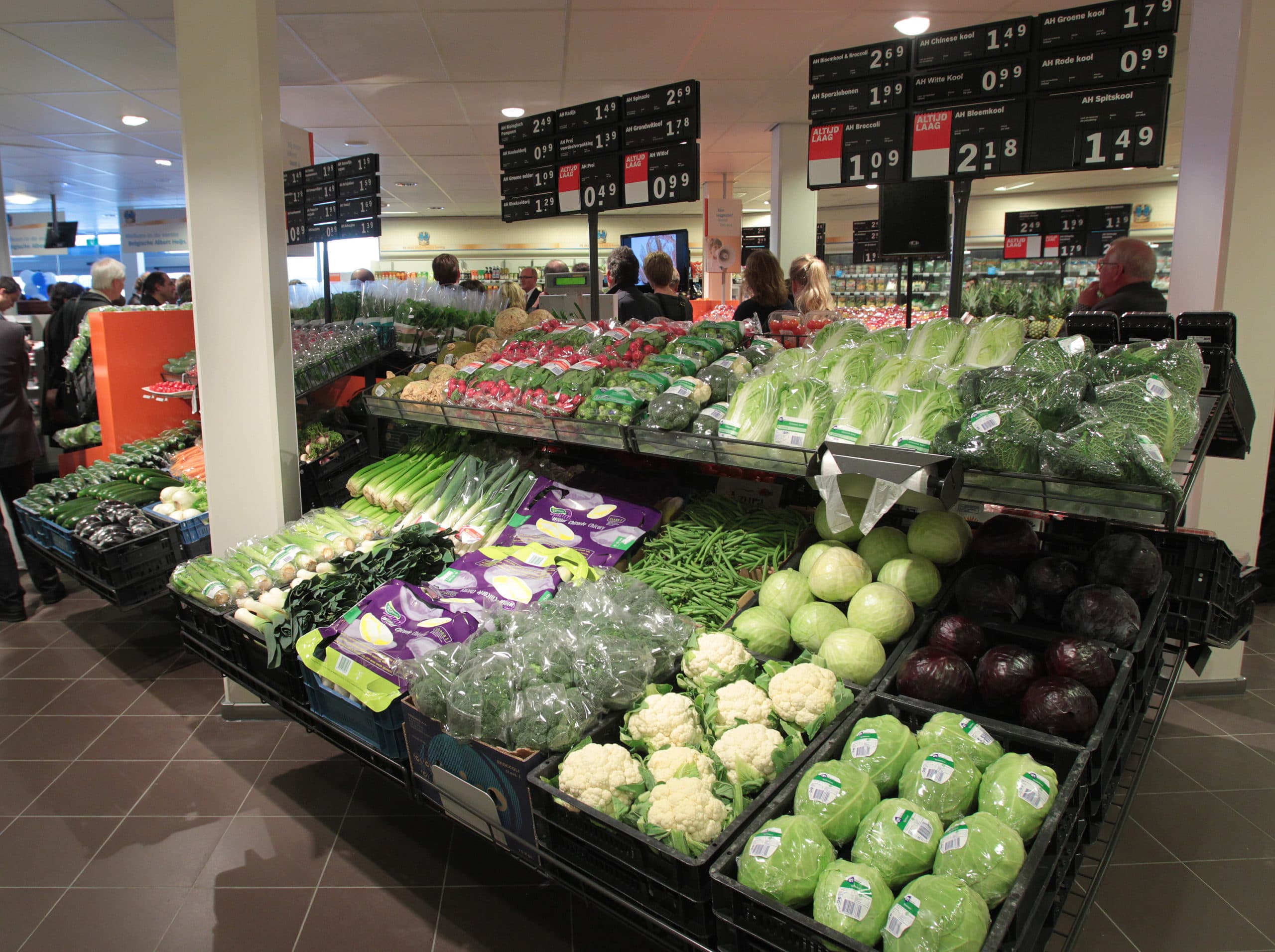 Het groenteschap bij Albert Heijn. De supermarkt wil 28 actieve stoffen in gewasberschermingsmiddelen uitfaseren.