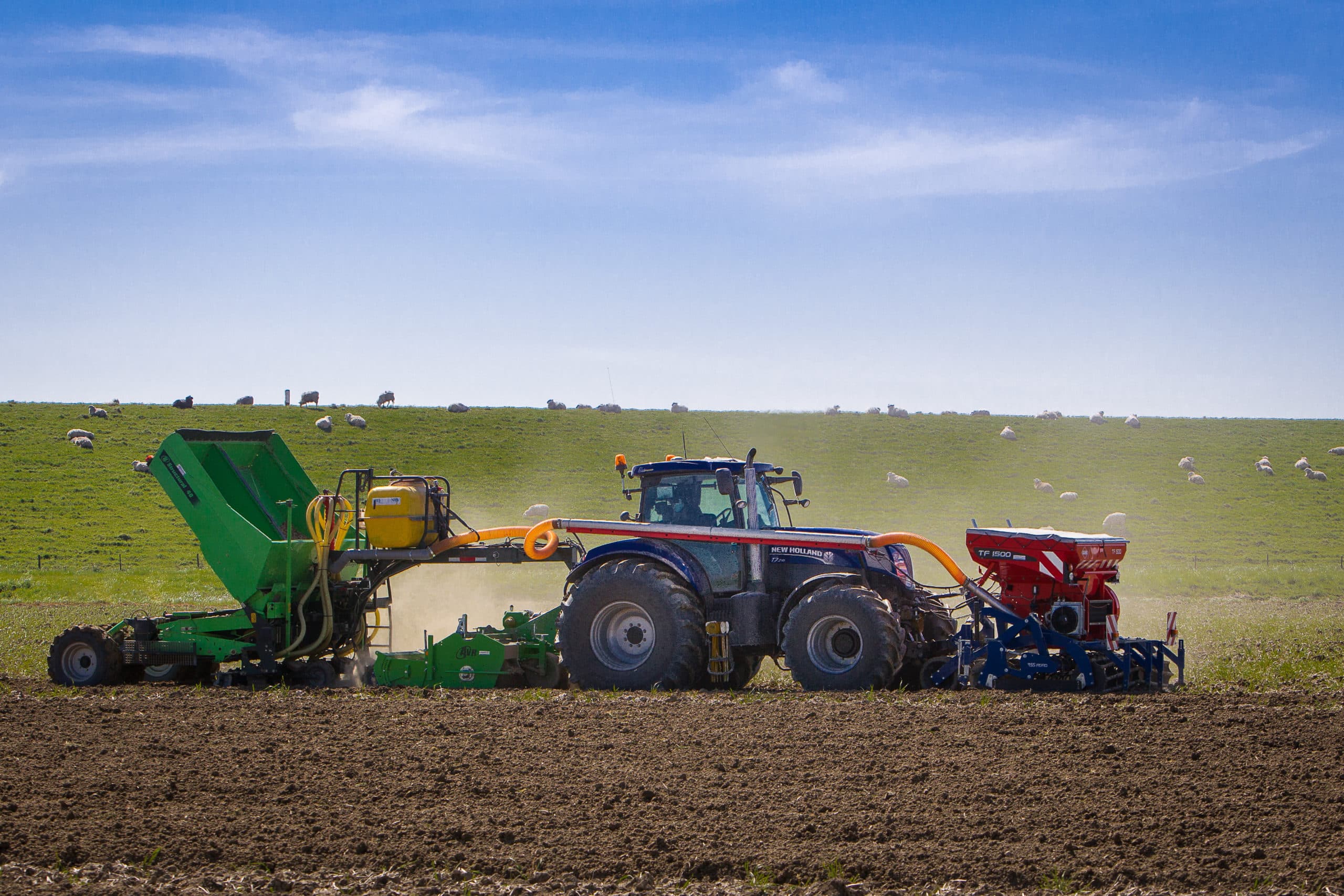 Aardappelen poten in Zeeland, 2016. De akkerbouw produceert steeds meer voor de wereldmarkt.