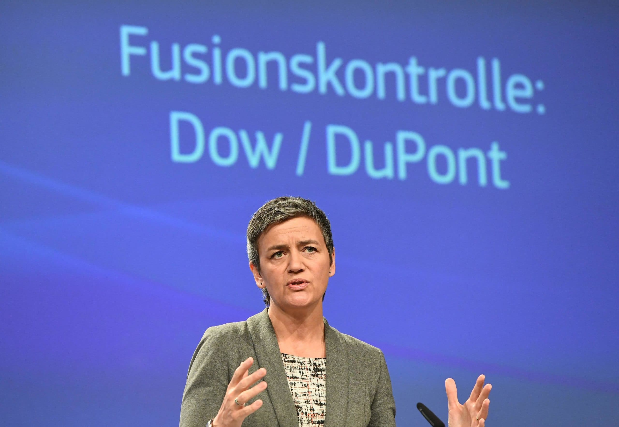 EU-commissaris Margrethe Vestager (Mededinging) verwacht dat boeren, consumenten en het milieu geen nadelige gevolgen zullen ondervinden van de fusie.