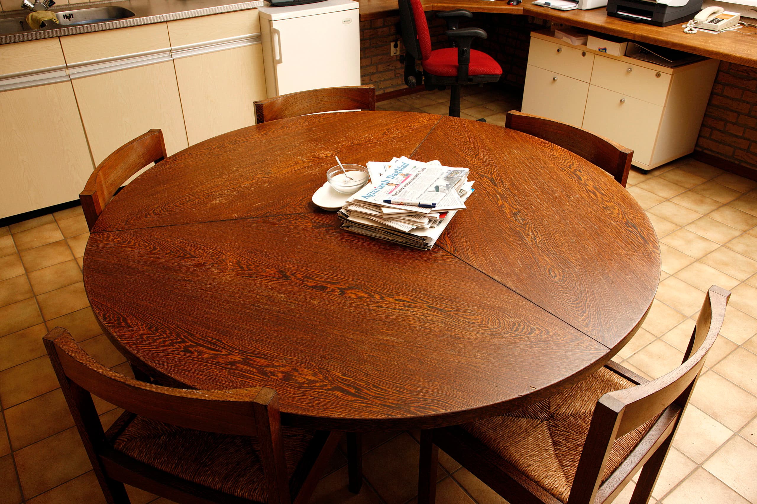 Aan de keukentafel van de boer vindt steeds minder contact met leveranciers plaats, zo is het beeld uit een recent onderzoek. - Foto: Hans Prinsen