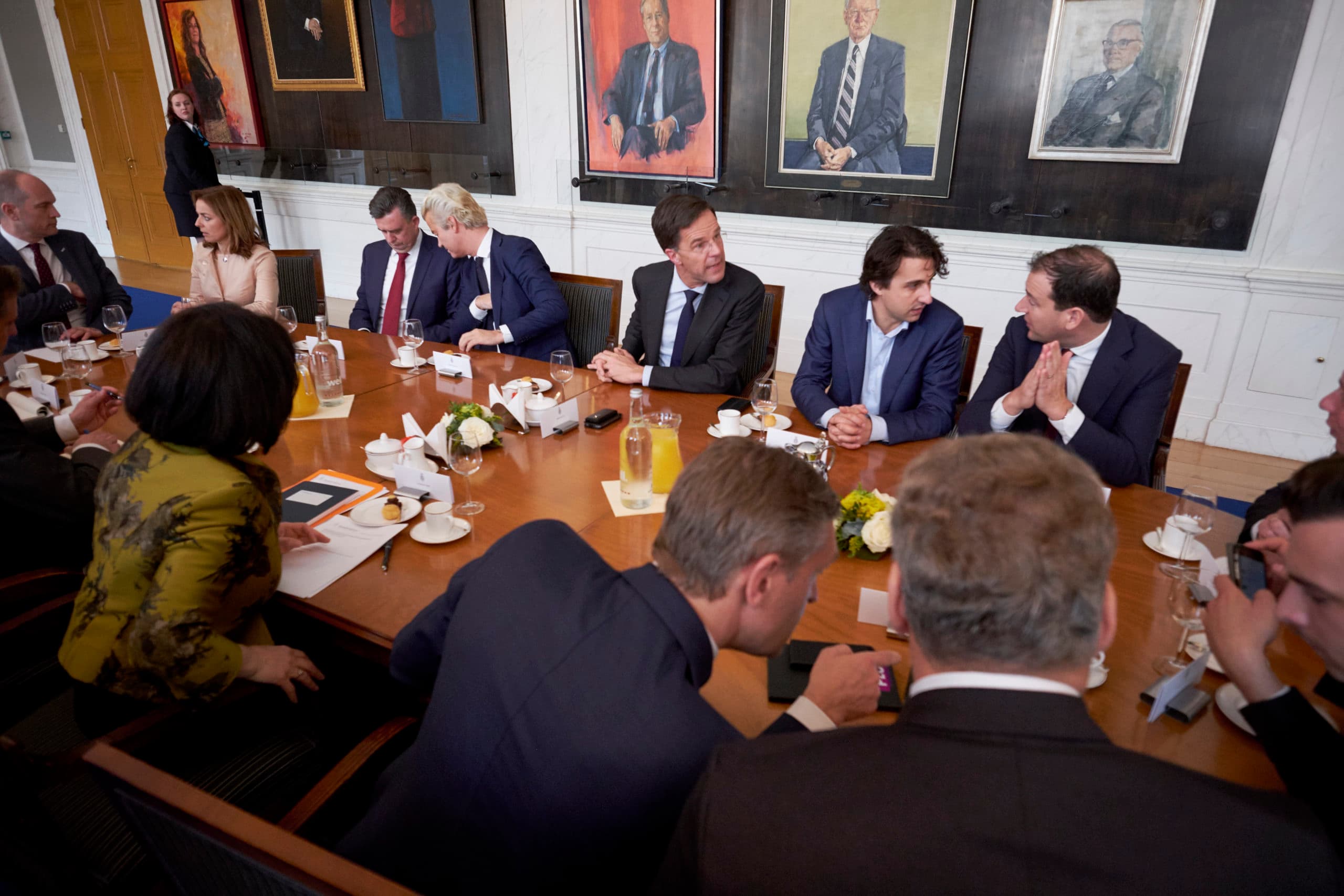 De Voorzitter van de Tweede Kamer, Khadija Arib (links op de rug gezien), ontving gistermiddag de lijsttrekkers voor een gesprek over de inrichting van de kabinetsformatie. Foto: ANP